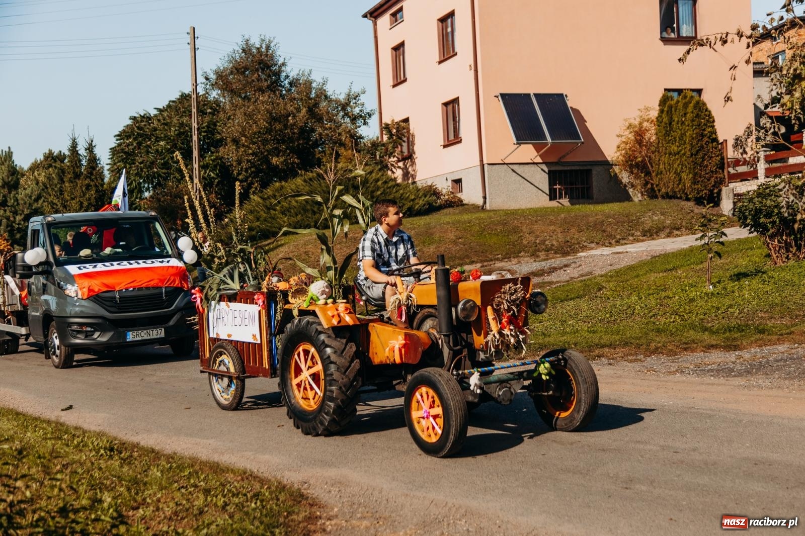 Zdjęcie w galerii na portalu naszraciborz.pl: Korowód na długim dystansie. Dożynki w Rzuchowie [FOTO i WIDEO] wiadomości z regionu
