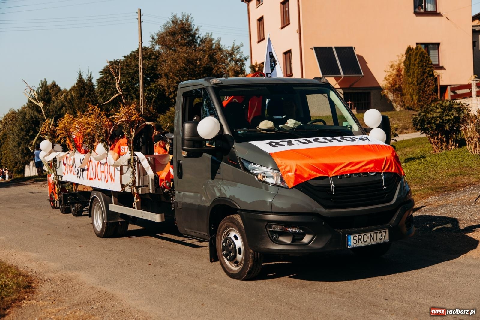 Zdjęcie w galerii na portalu naszraciborz.pl: Korowód na długim dystansie. Dożynki w Rzuchowie [FOTO i WIDEO] wiadomości z regionu