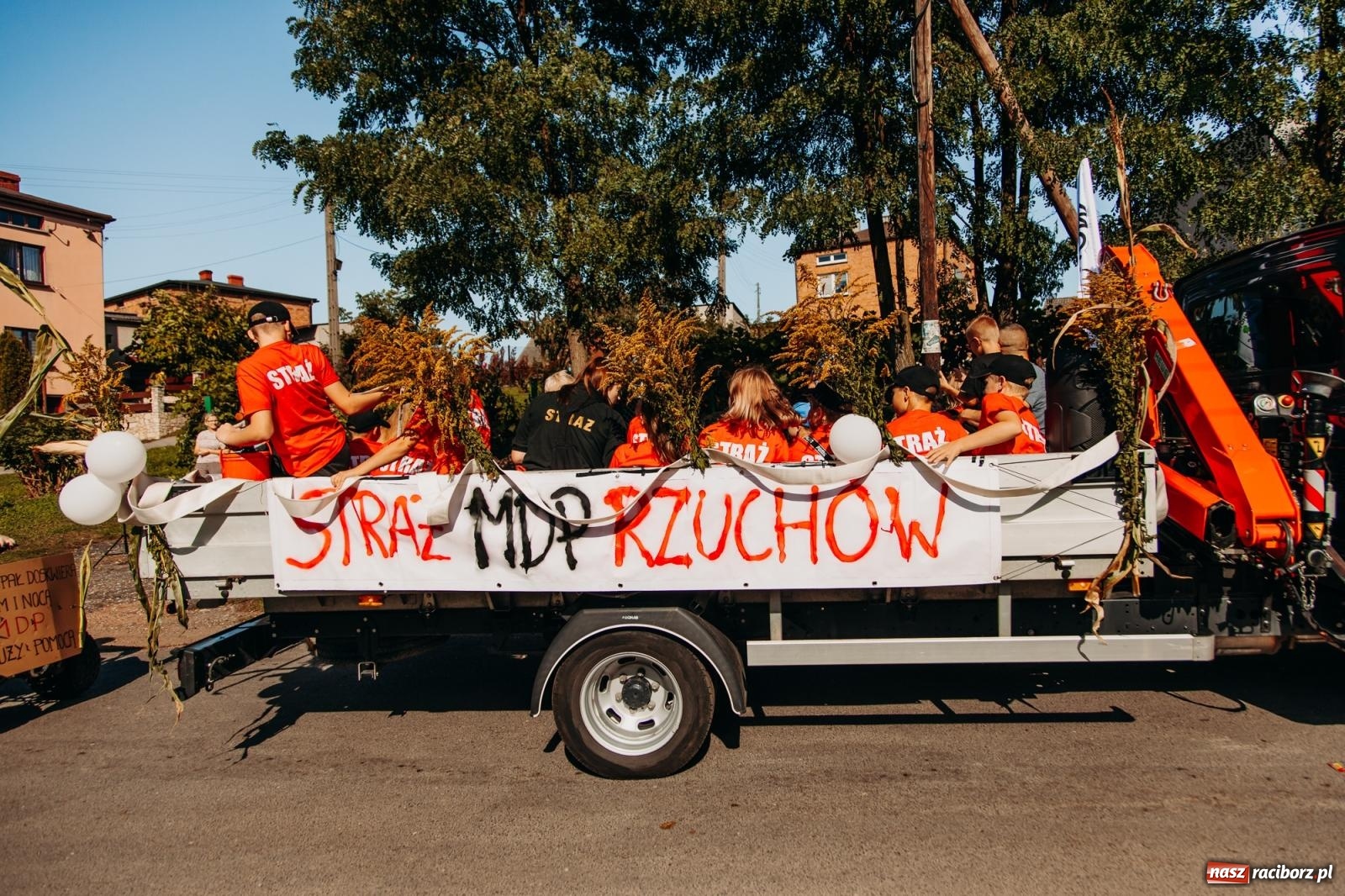 Zdjęcie w galerii na portalu naszraciborz.pl: Korowód na długim dystansie. Dożynki w Rzuchowie [FOTO i WIDEO] wiadomości z regionu