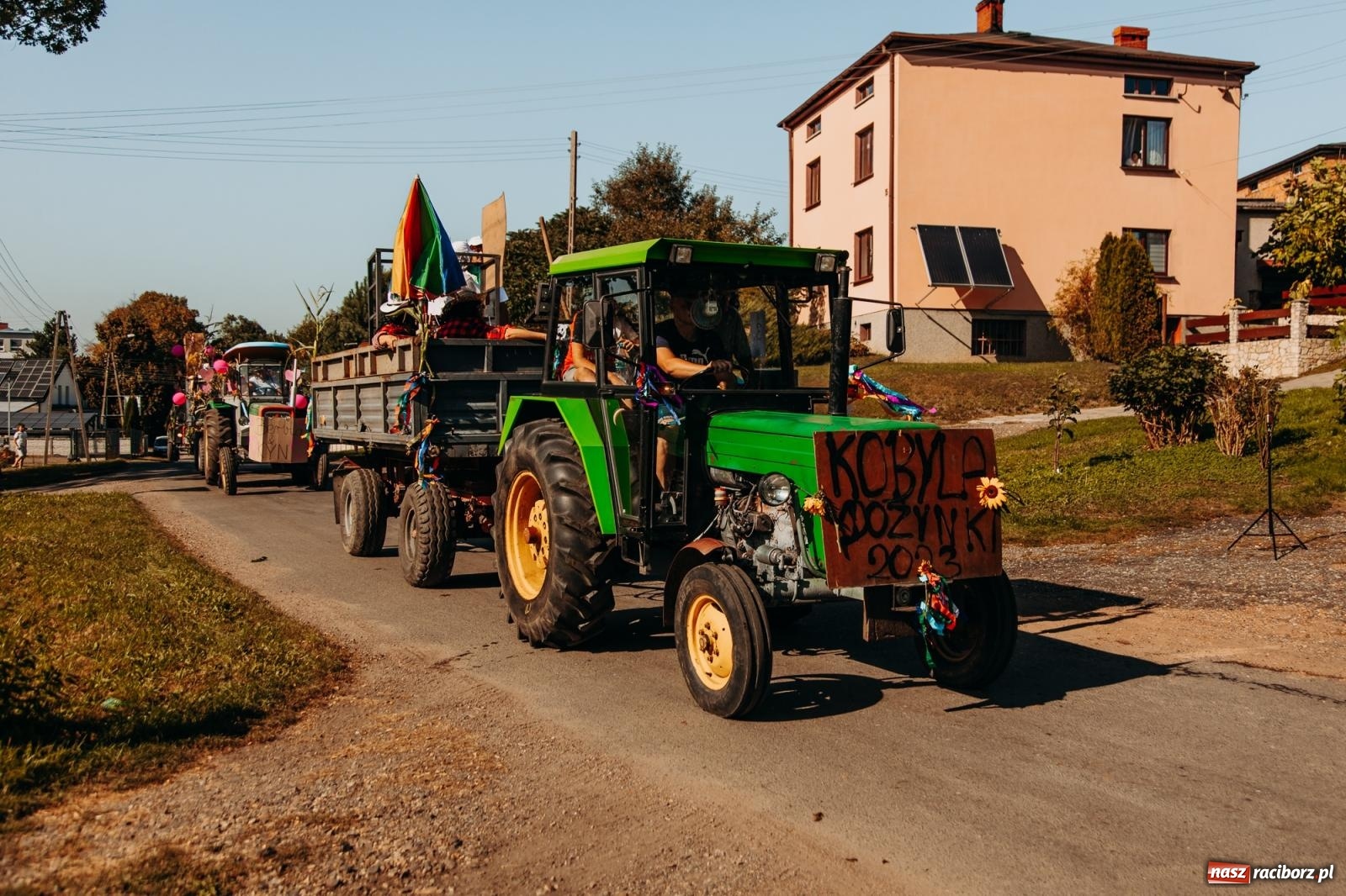 Zdjęcie w galerii na portalu naszraciborz.pl: Korowód na długim dystansie. Dożynki w Rzuchowie [FOTO i WIDEO] wiadomości z regionu