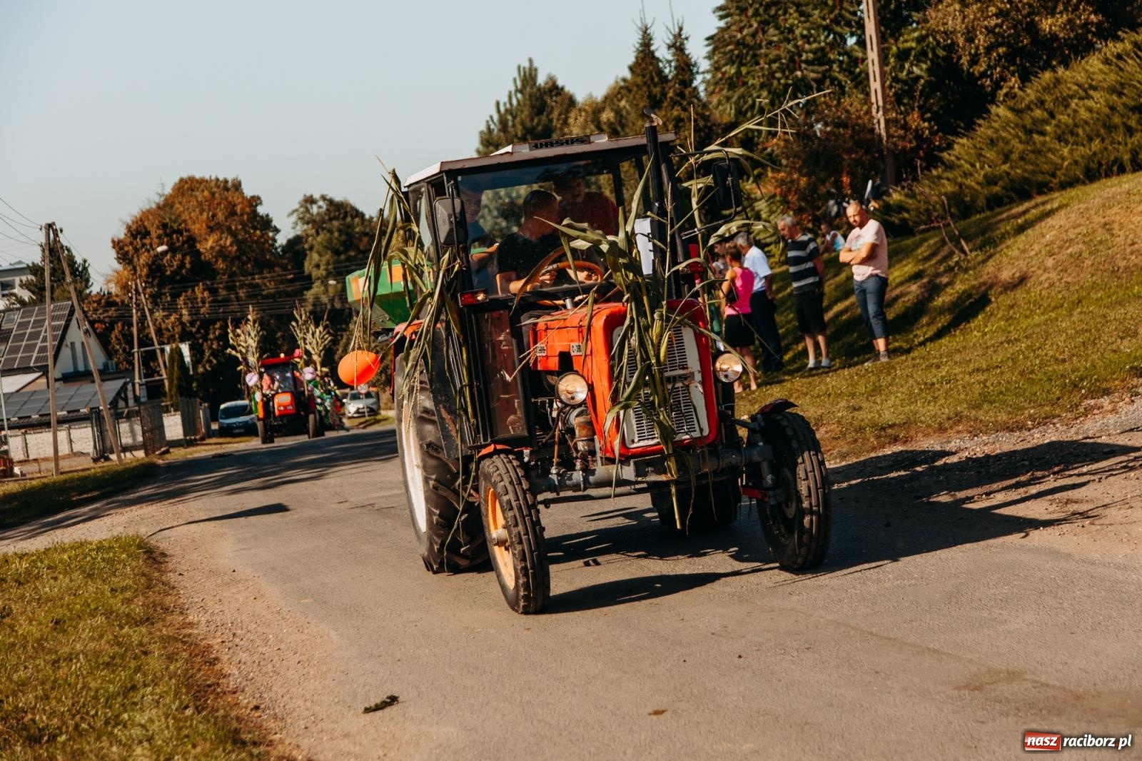 Zdjęcie w galerii na portalu naszraciborz.pl: Korowód na długim dystansie. Dożynki w Rzuchowie [FOTO i WIDEO] wiadomości z regionu
