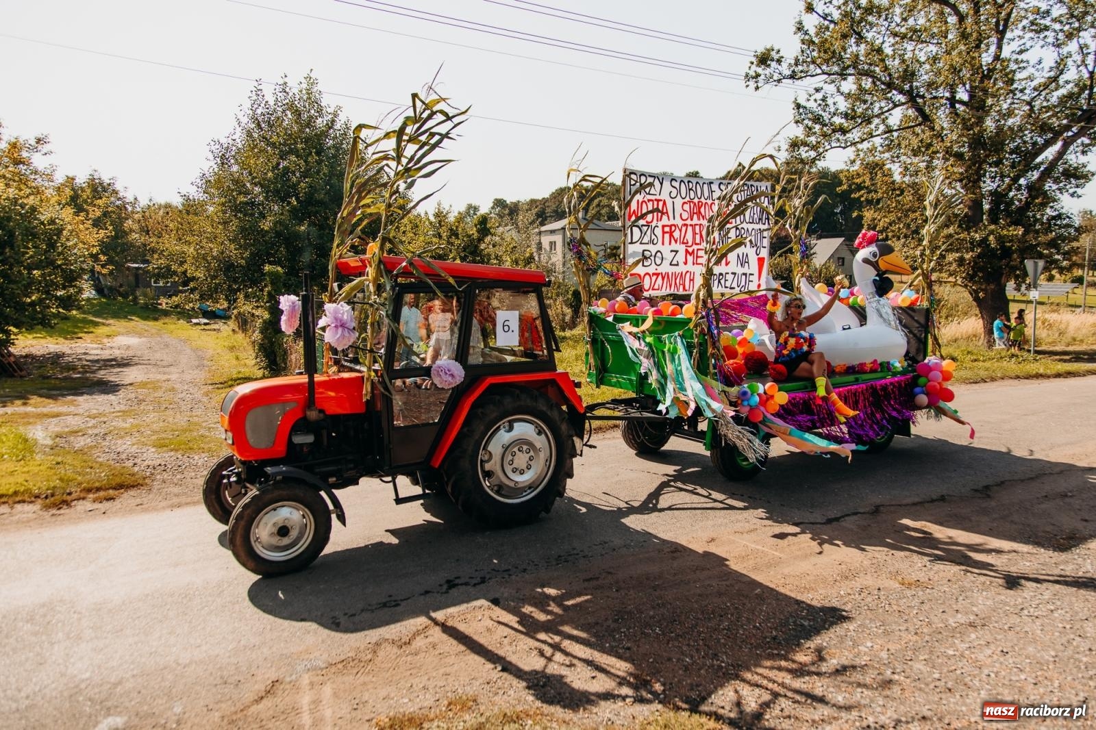 Zdjęcie w galerii na portalu naszraciborz.pl: Korowód na długim dystansie. Dożynki w Rzuchowie [FOTO i WIDEO] wiadomości z regionu