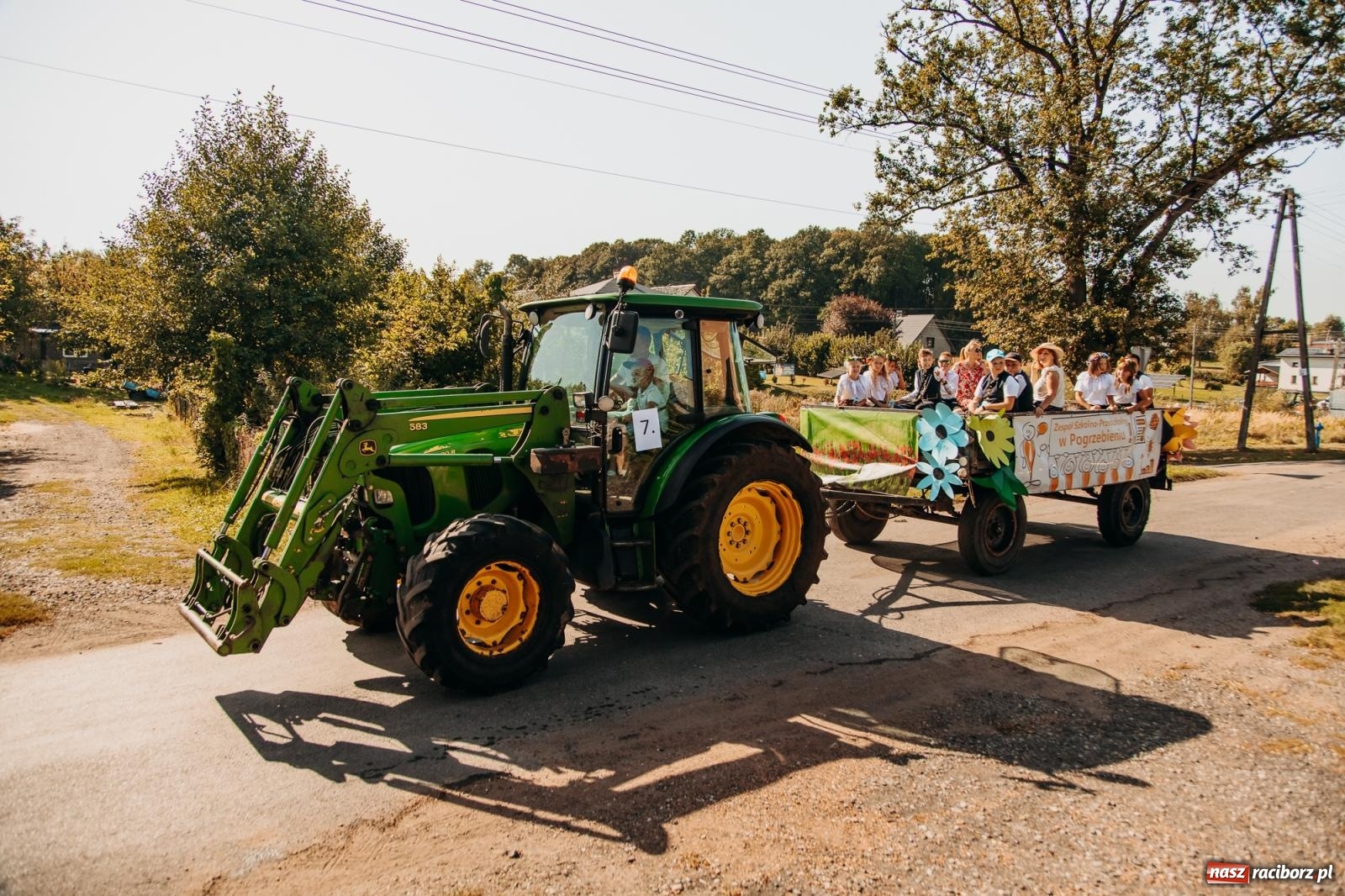 Zdjęcie w galerii na portalu naszraciborz.pl: Korowód na długim dystansie. Dożynki w Rzuchowie [FOTO i WIDEO] wiadomości z regionu