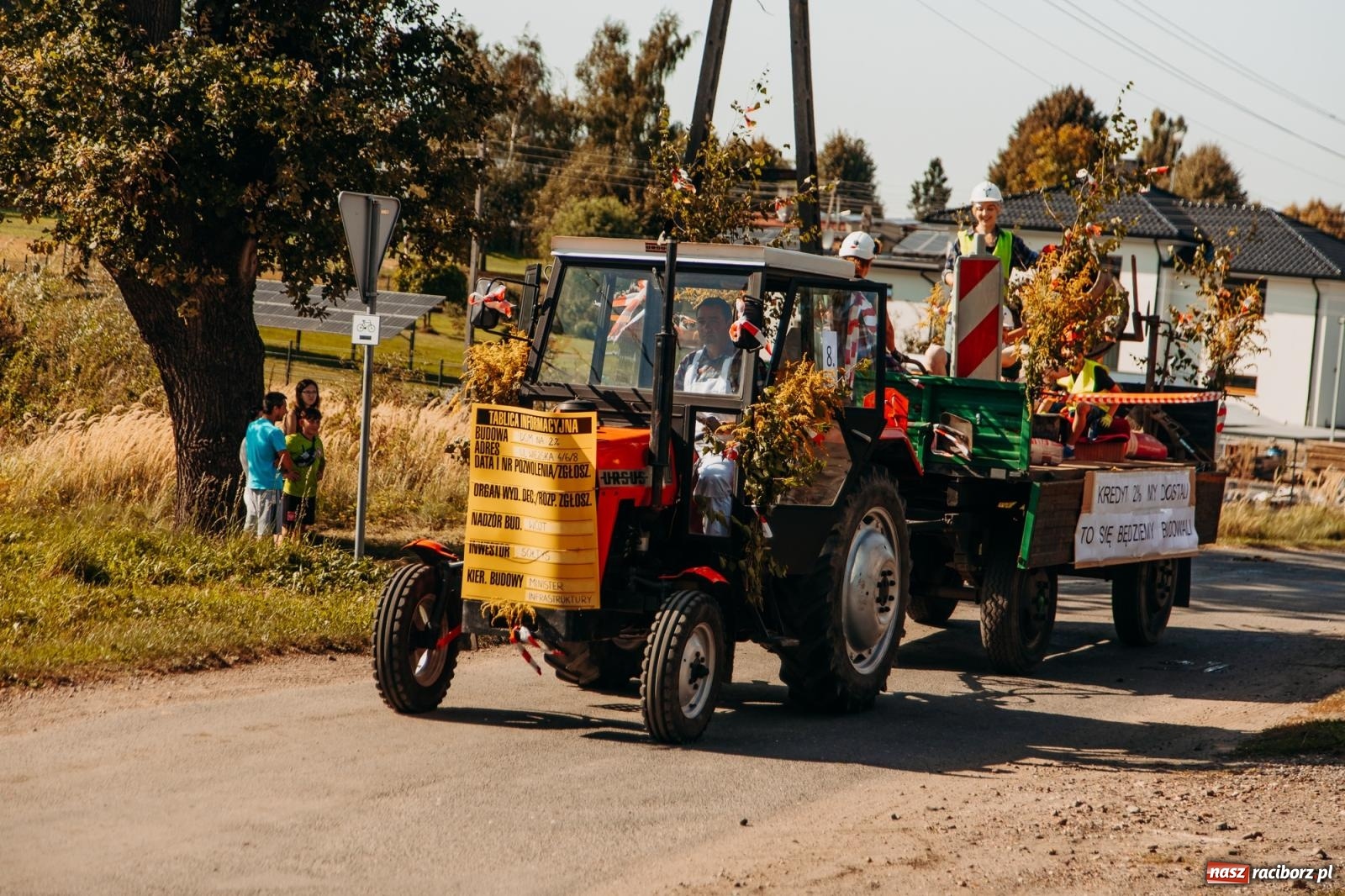 Zdjęcie w galerii na portalu naszraciborz.pl: Korowód na długim dystansie. Dożynki w Rzuchowie [FOTO i WIDEO] wiadomości z regionu
