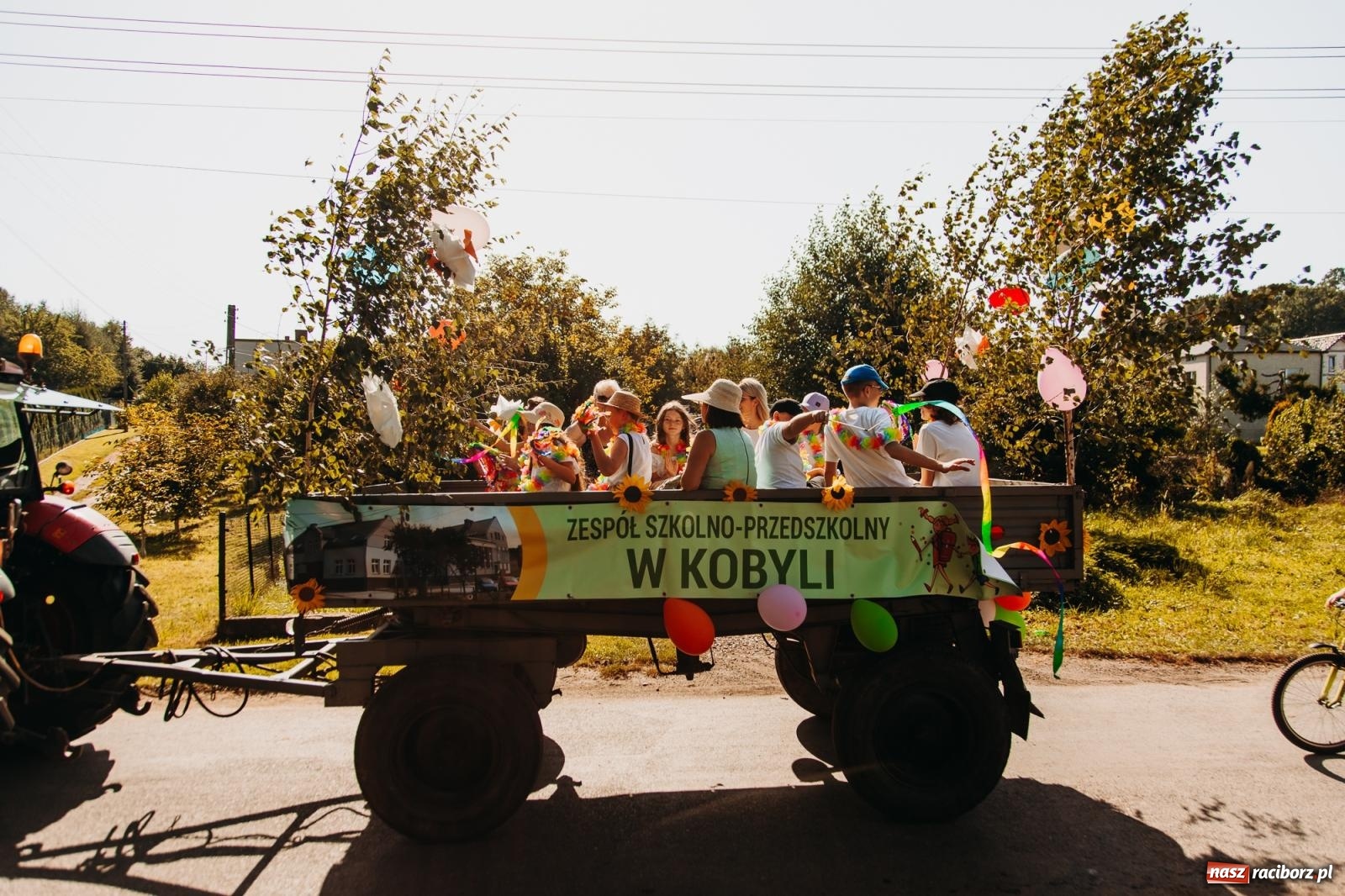 Zdjęcie w galerii na portalu naszraciborz.pl: Korowód na długim dystansie. Dożynki w Rzuchowie [FOTO i WIDEO] wiadomości z regionu