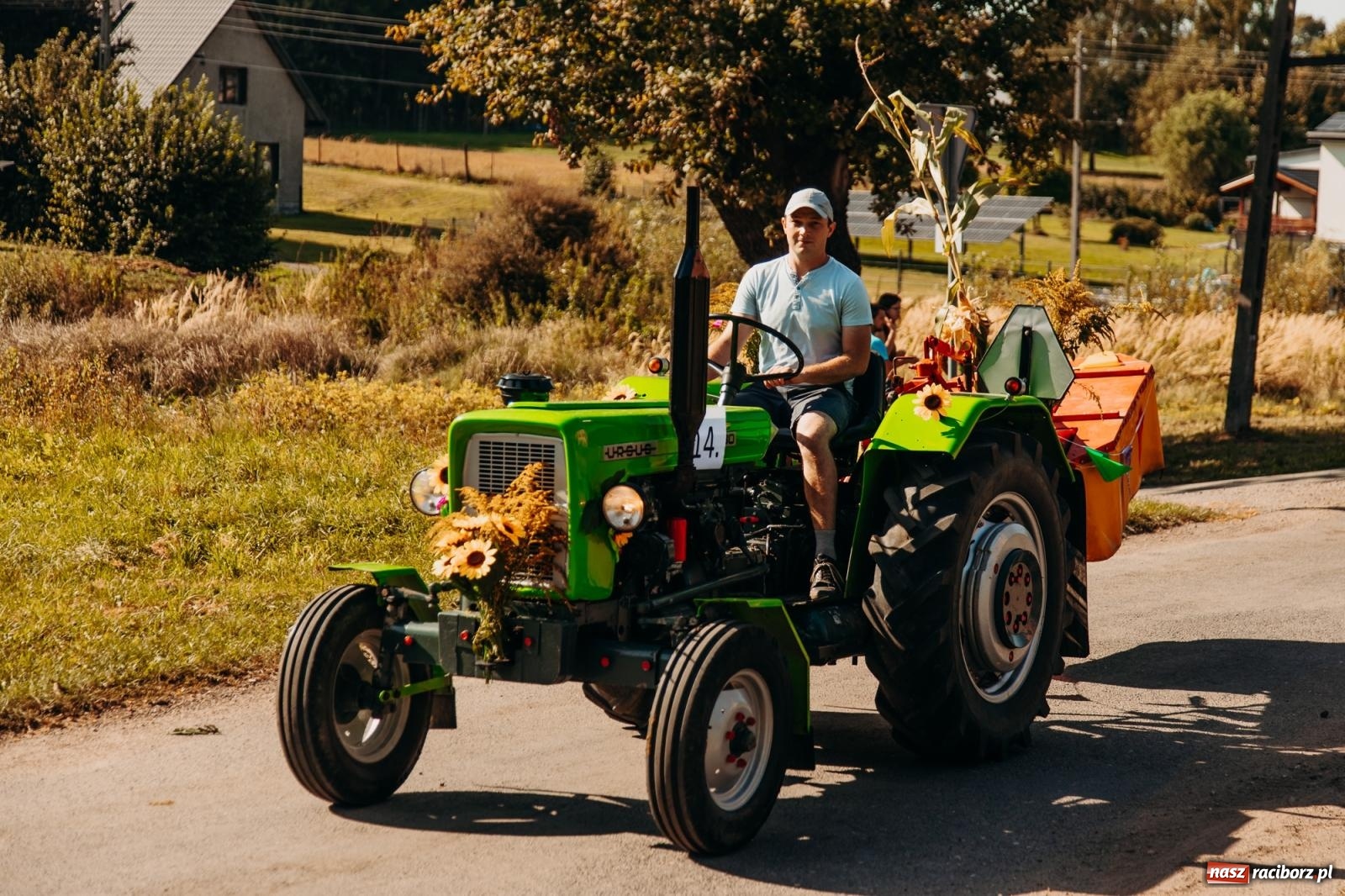 Zdjęcie w galerii na portalu naszraciborz.pl: Korowód na długim dystansie. Dożynki w Rzuchowie [FOTO i WIDEO] wiadomości z regionu