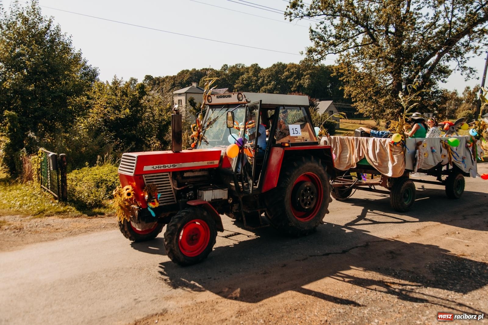 Zdjęcie w galerii na portalu naszraciborz.pl: Korowód na długim dystansie. Dożynki w Rzuchowie [FOTO i WIDEO] wiadomości z regionu