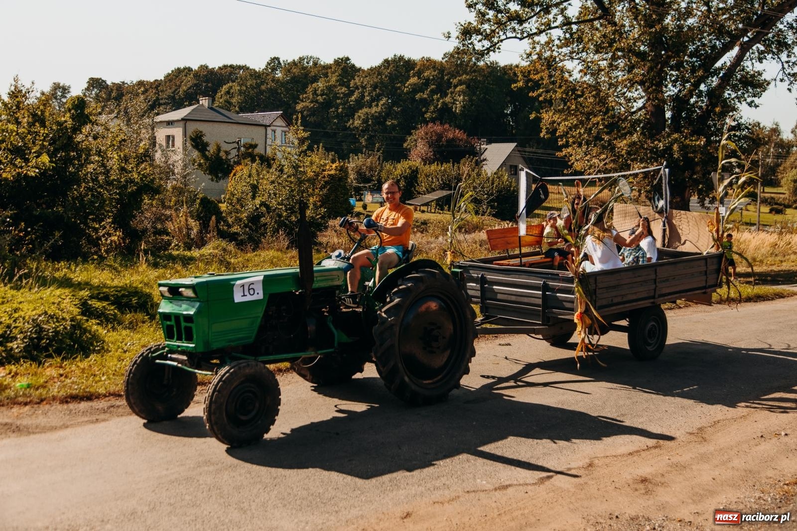 Zdjęcie w galerii na portalu naszraciborz.pl: Korowód na długim dystansie. Dożynki w Rzuchowie [FOTO i WIDEO] wiadomości z regionu