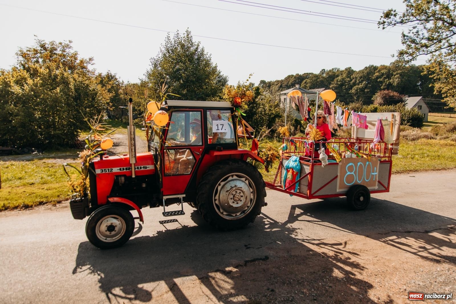 Zdjęcie w galerii na portalu naszraciborz.pl: Korowód na długim dystansie. Dożynki w Rzuchowie [FOTO i WIDEO] wiadomości z regionu
