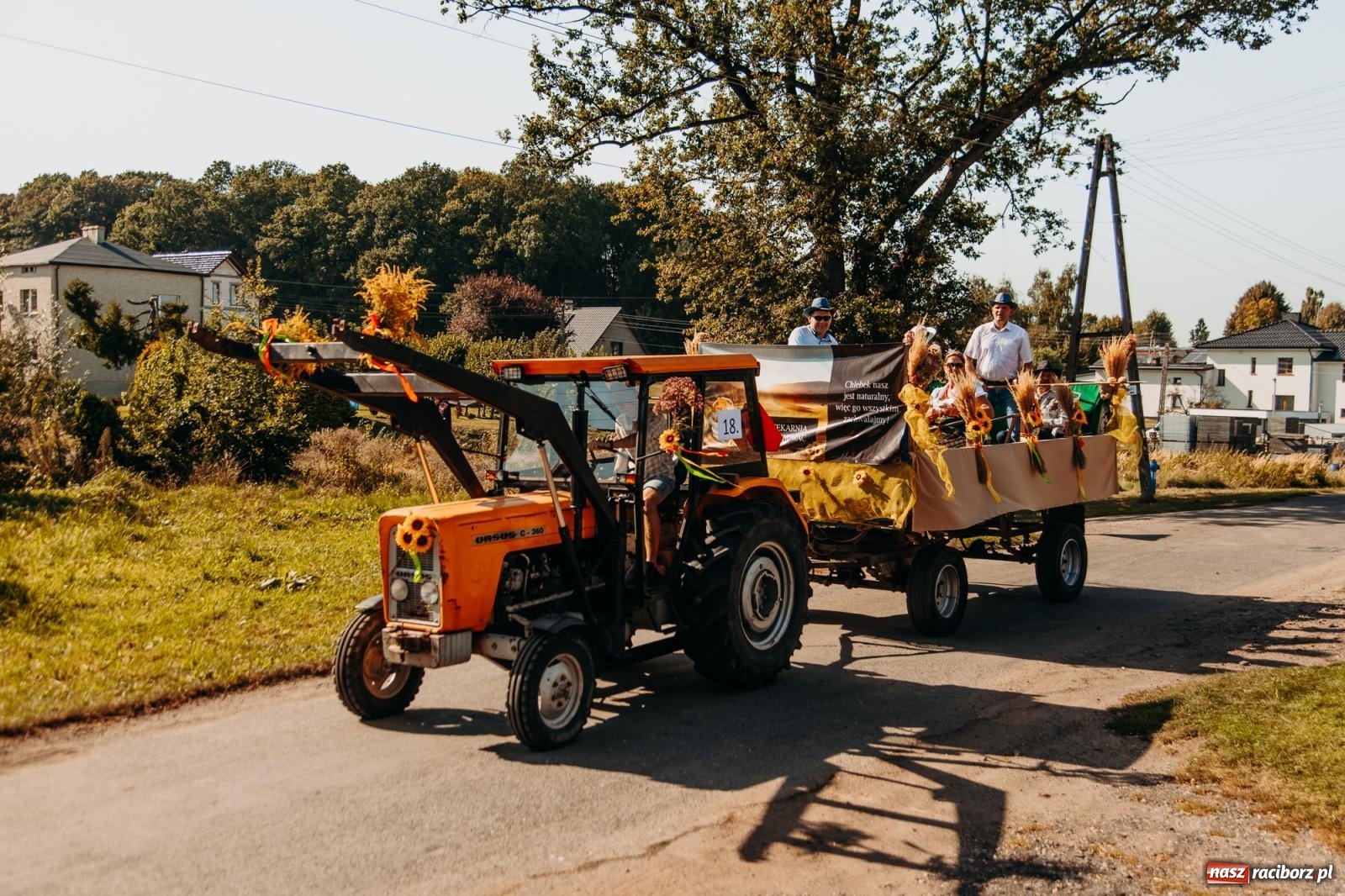 Zdjęcie w galerii na portalu naszraciborz.pl: Korowód na długim dystansie. Dożynki w Rzuchowie [FOTO i WIDEO] wiadomości z regionu