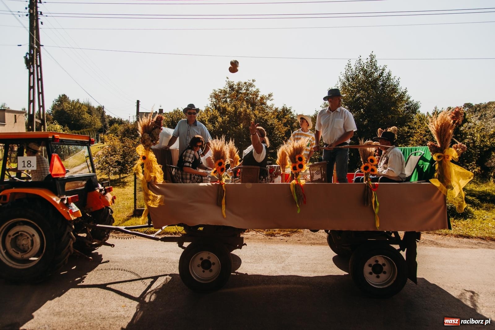 Zdjęcie w galerii na portalu naszraciborz.pl: Korowód na długim dystansie. Dożynki w Rzuchowie [FOTO i WIDEO] wiadomości z regionu
