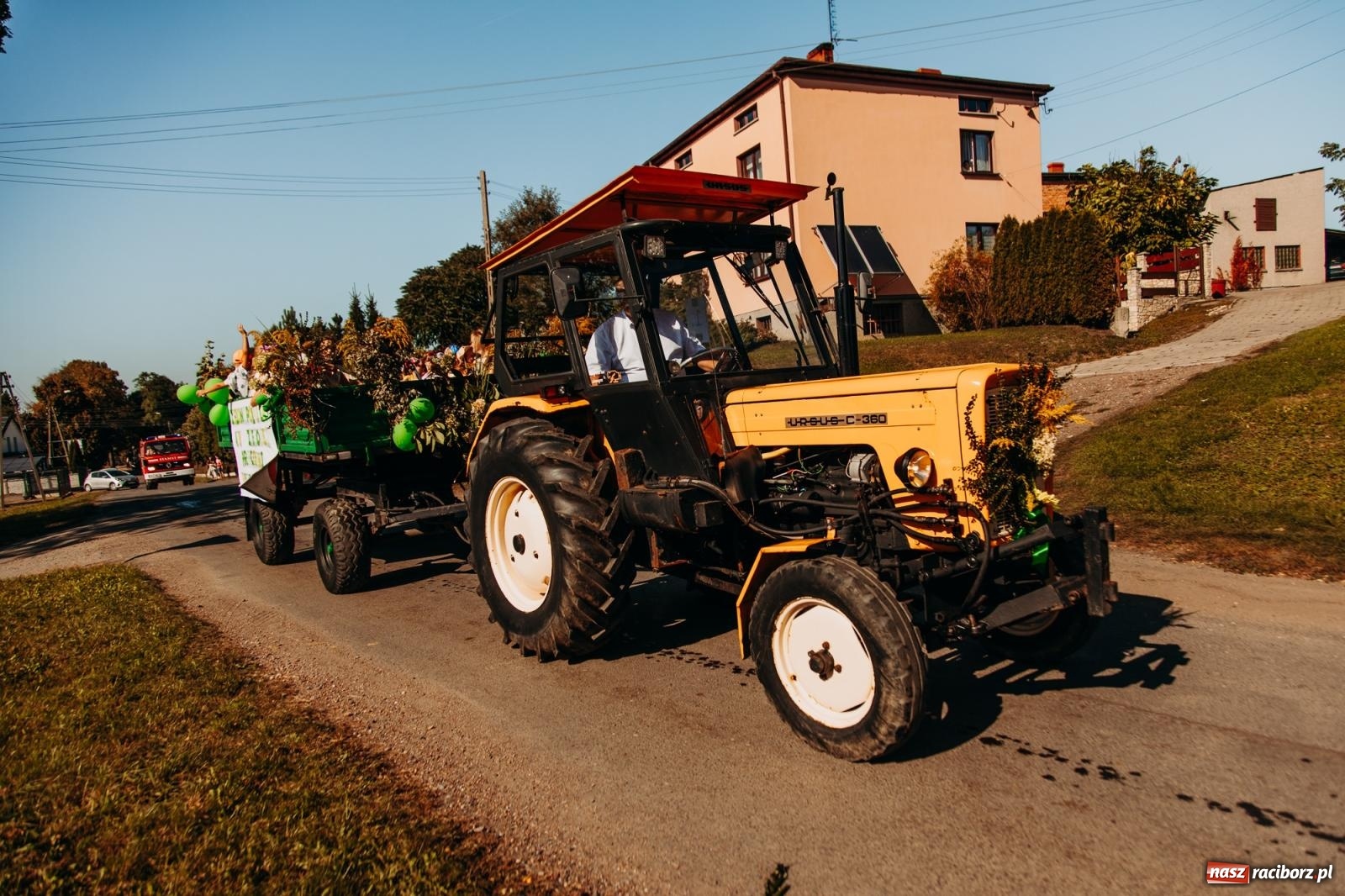 Zdjęcie w galerii na portalu naszraciborz.pl: Korowód na długim dystansie. Dożynki w Rzuchowie [FOTO i WIDEO] wiadomości z regionu