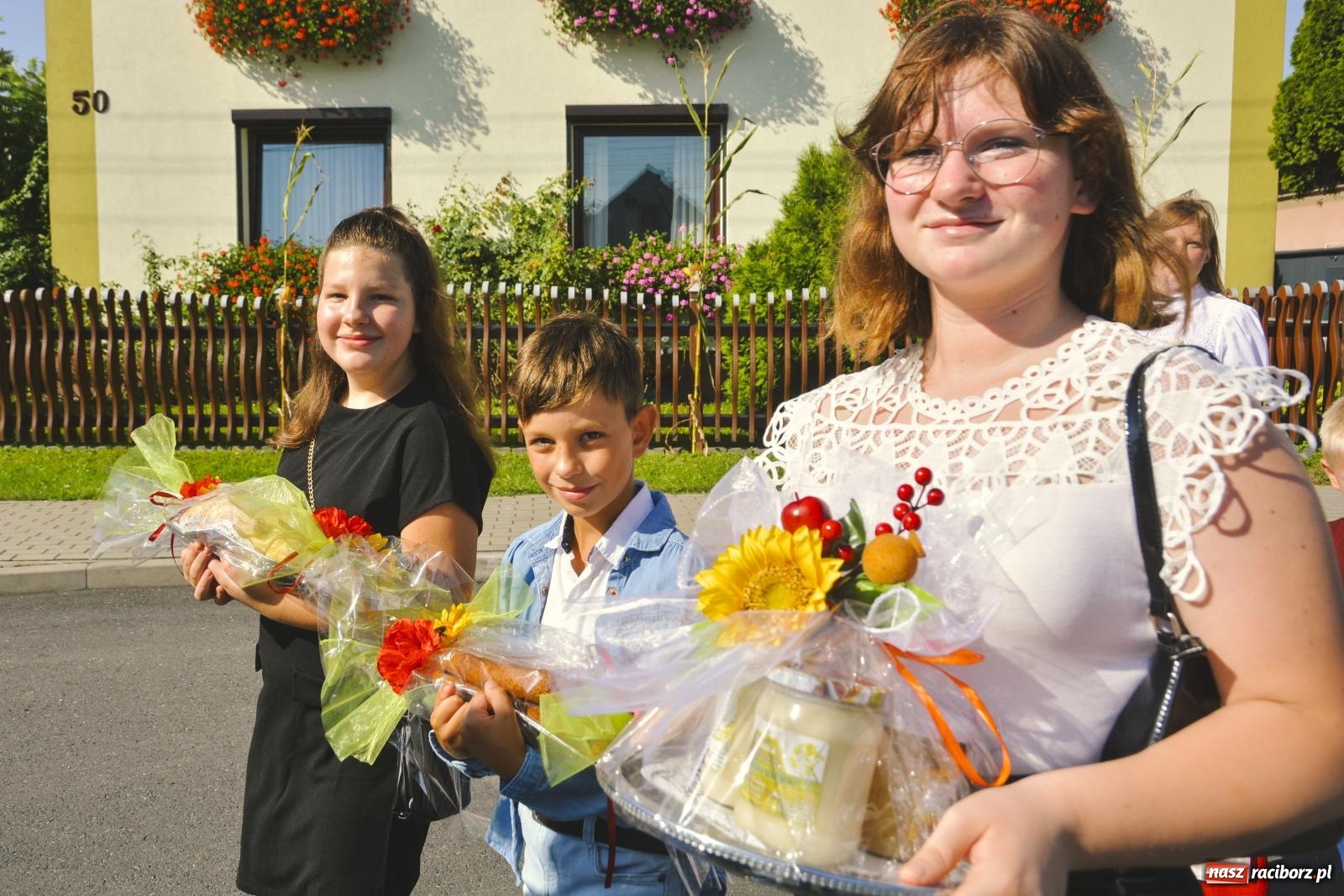 Zdjęcie w galerii na portalu naszraciborz.pl: Spod Złotego Kłosa na Mszę świętą dziękczynną [FOTO i WIDEO] wiadomości z regionu