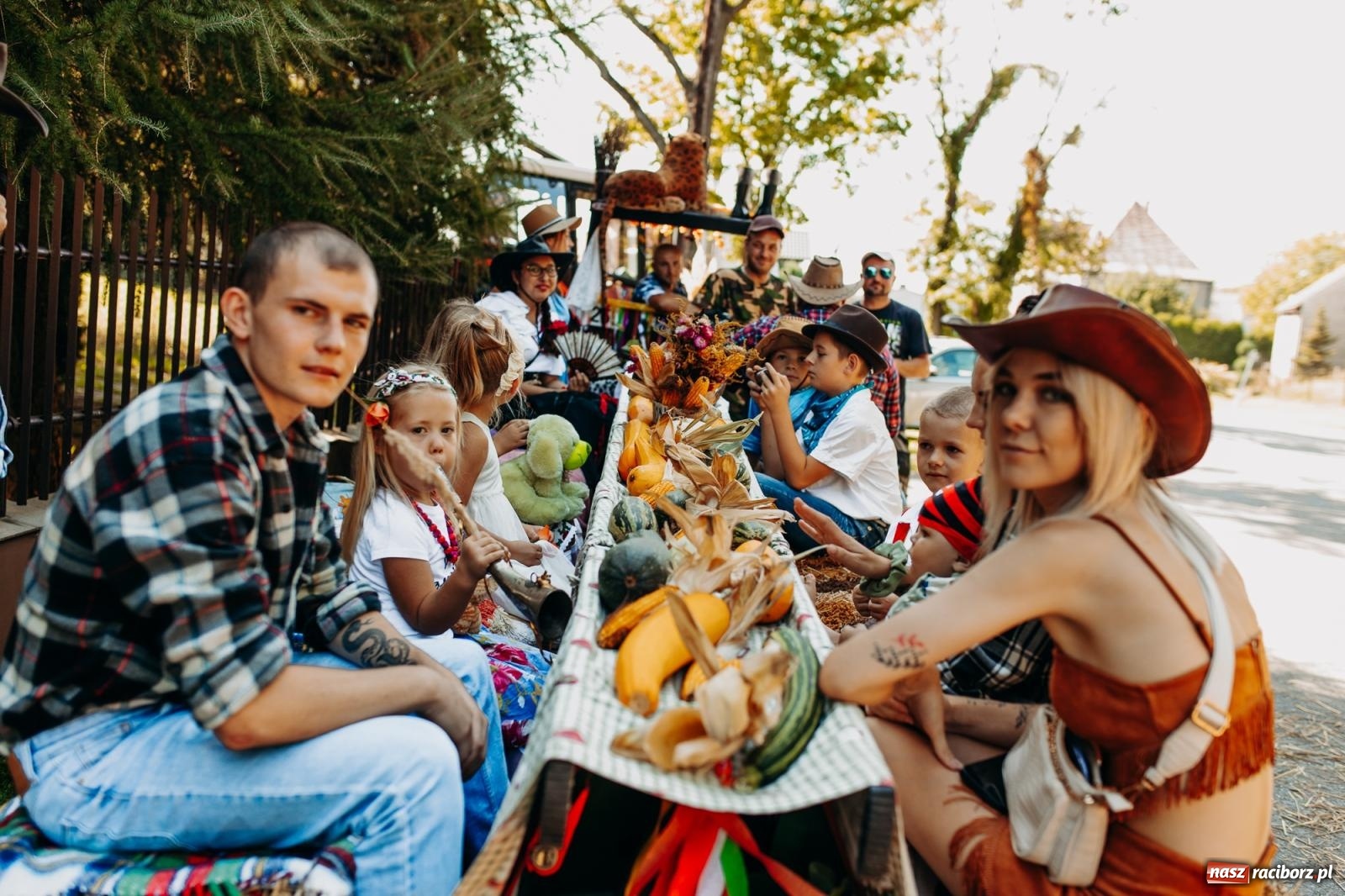 Zdjęcie w galerii na portalu naszraciborz.pl: Korowód i śląska biesiada. Dożynki w Raszczycach [FOTO i WIDEO] wiadomości z regionu