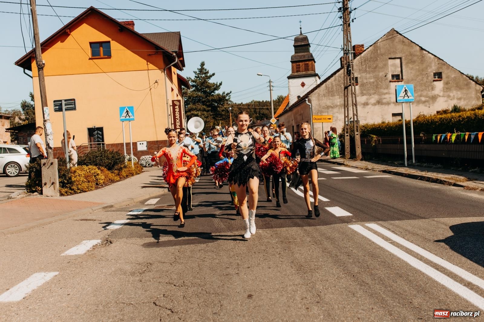 Zdjęcie w galerii na portalu naszraciborz.pl: Korowód i śląska biesiada. Dożynki w Raszczycach [FOTO i WIDEO] wiadomości z regionu