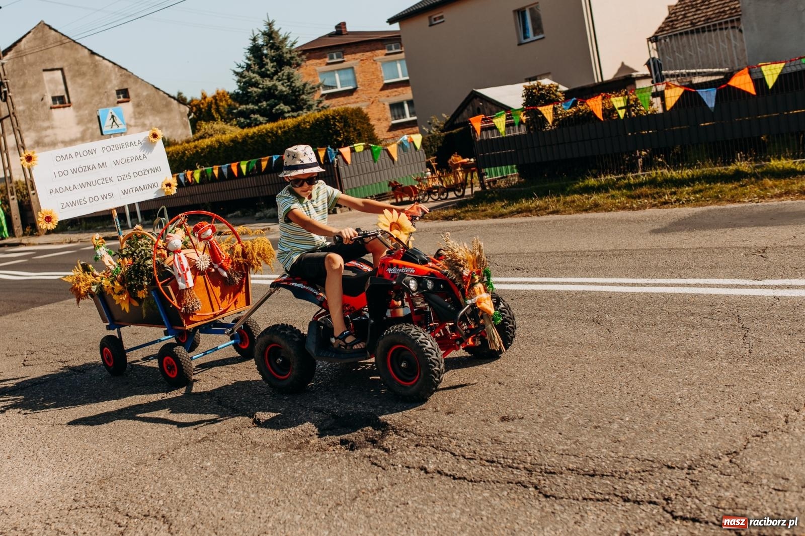 Zdjęcie w galerii na portalu naszraciborz.pl: Korowód i śląska biesiada. Dożynki w Raszczycach [FOTO i WIDEO] wiadomości z regionu