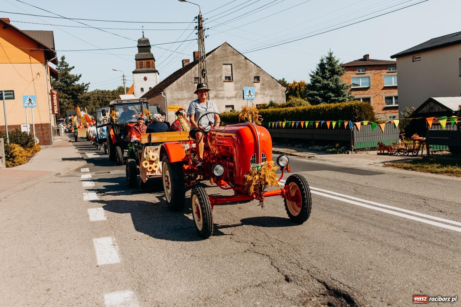 Zdjęcie w galerii na portalu naszraciborz.pl: Korowód i śląska biesiada. Dożynki w Raszczycach [FOTO i WIDEO] wiadomości z regionu
