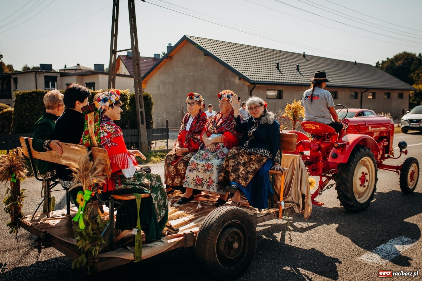Zdjęcie w galerii na portalu naszraciborz.pl: Korowód i śląska biesiada. Dożynki w Raszczycach [FOTO i WIDEO] wiadomości z regionu