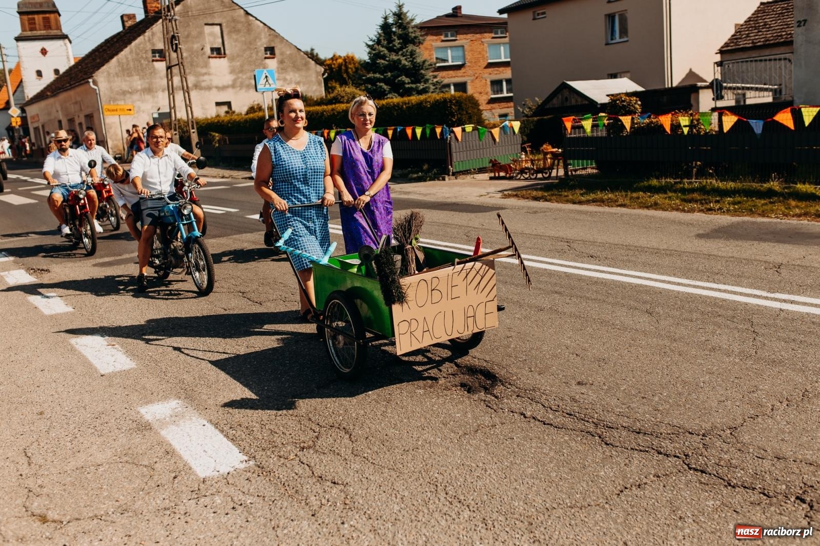 Zdjęcie w galerii na portalu naszraciborz.pl: Korowód i śląska biesiada. Dożynki w Raszczycach [FOTO i WIDEO] wiadomości z regionu