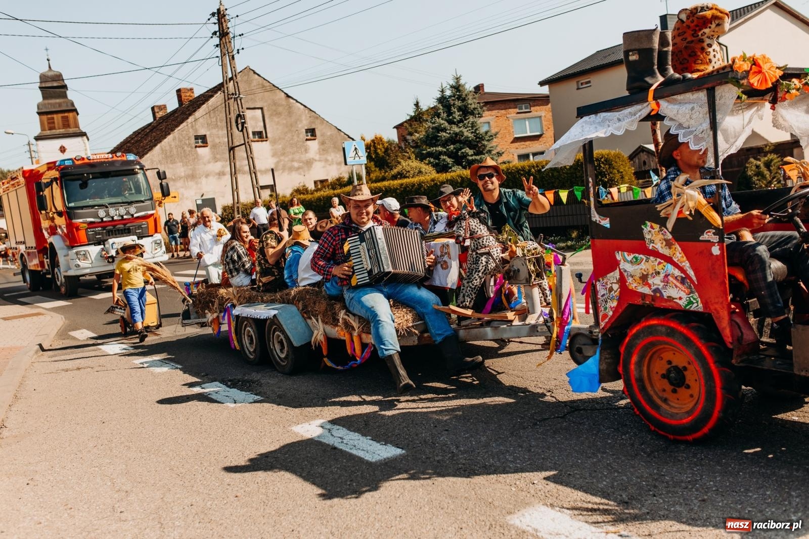 Zdjęcie w galerii na portalu naszraciborz.pl: Korowód i śląska biesiada. Dożynki w Raszczycach [FOTO i WIDEO] wiadomości z regionu