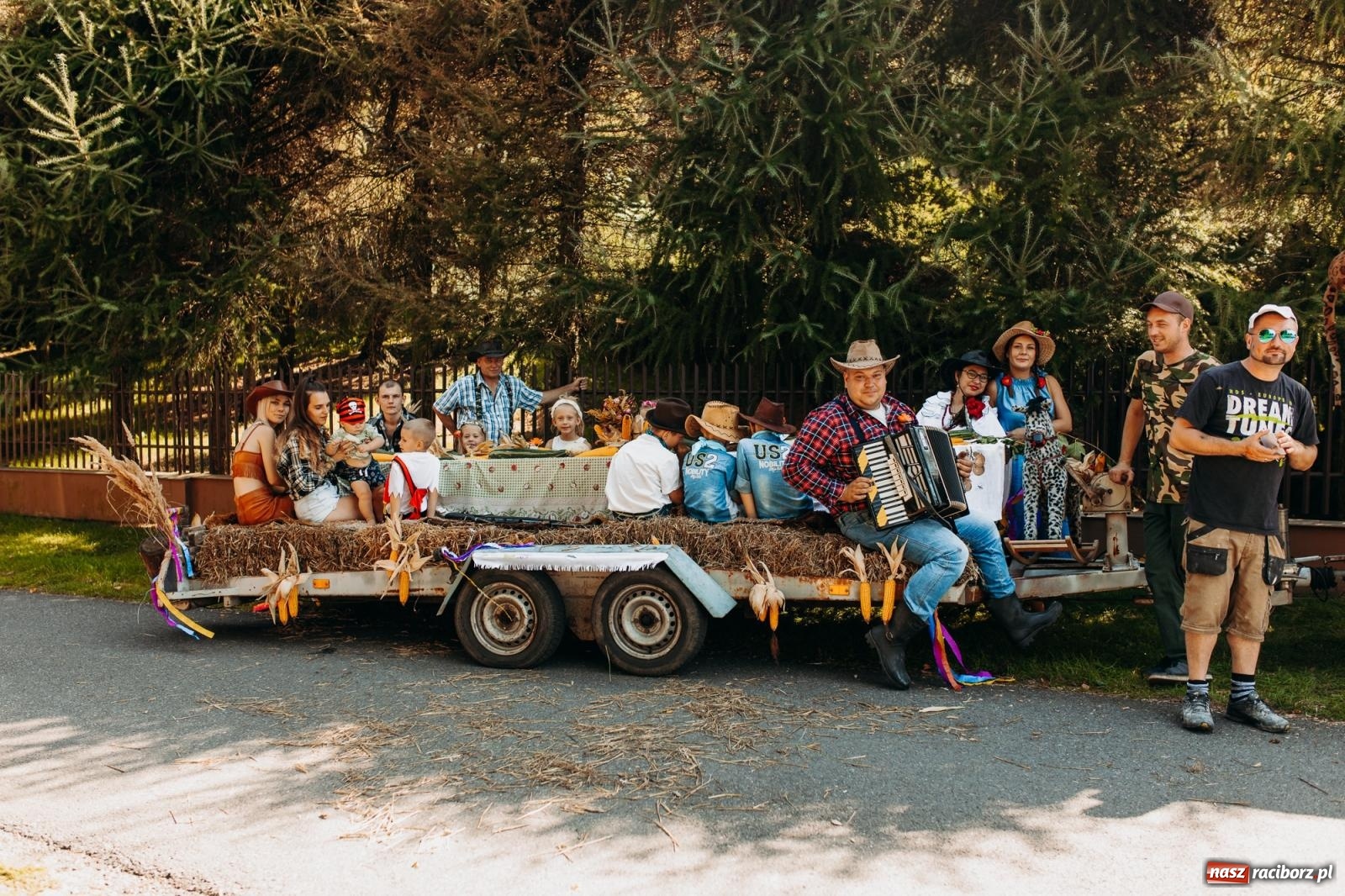 Zdjęcie w galerii na portalu naszraciborz.pl: Korowód i śląska biesiada. Dożynki w Raszczycach [FOTO i WIDEO] wiadomości z regionu