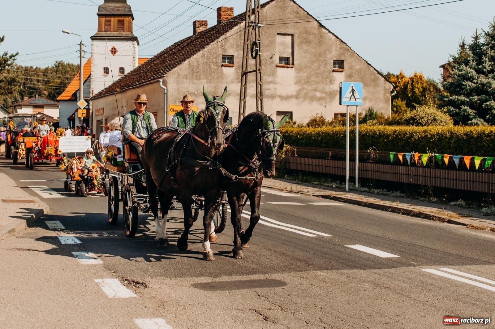 Zdjęcie w galerii na portalu naszraciborz.pl: Korowód i śląska biesiada. Dożynki w Raszczycach [FOTO i WIDEO] wiadomości z regionu
