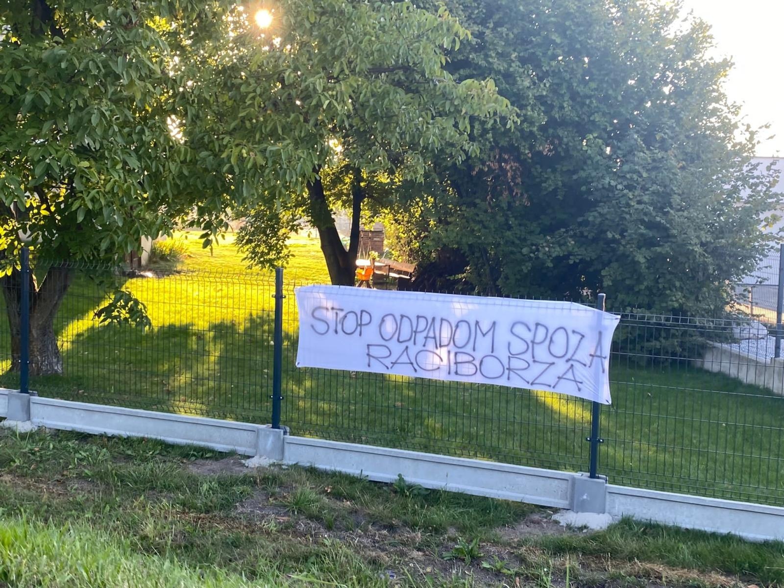 Zdjęcie w galerii na portalu naszraciborz.pl: W Brzeziu protestują, w środę sesja nadzwyczajna o odpadach wiadomości z regionu