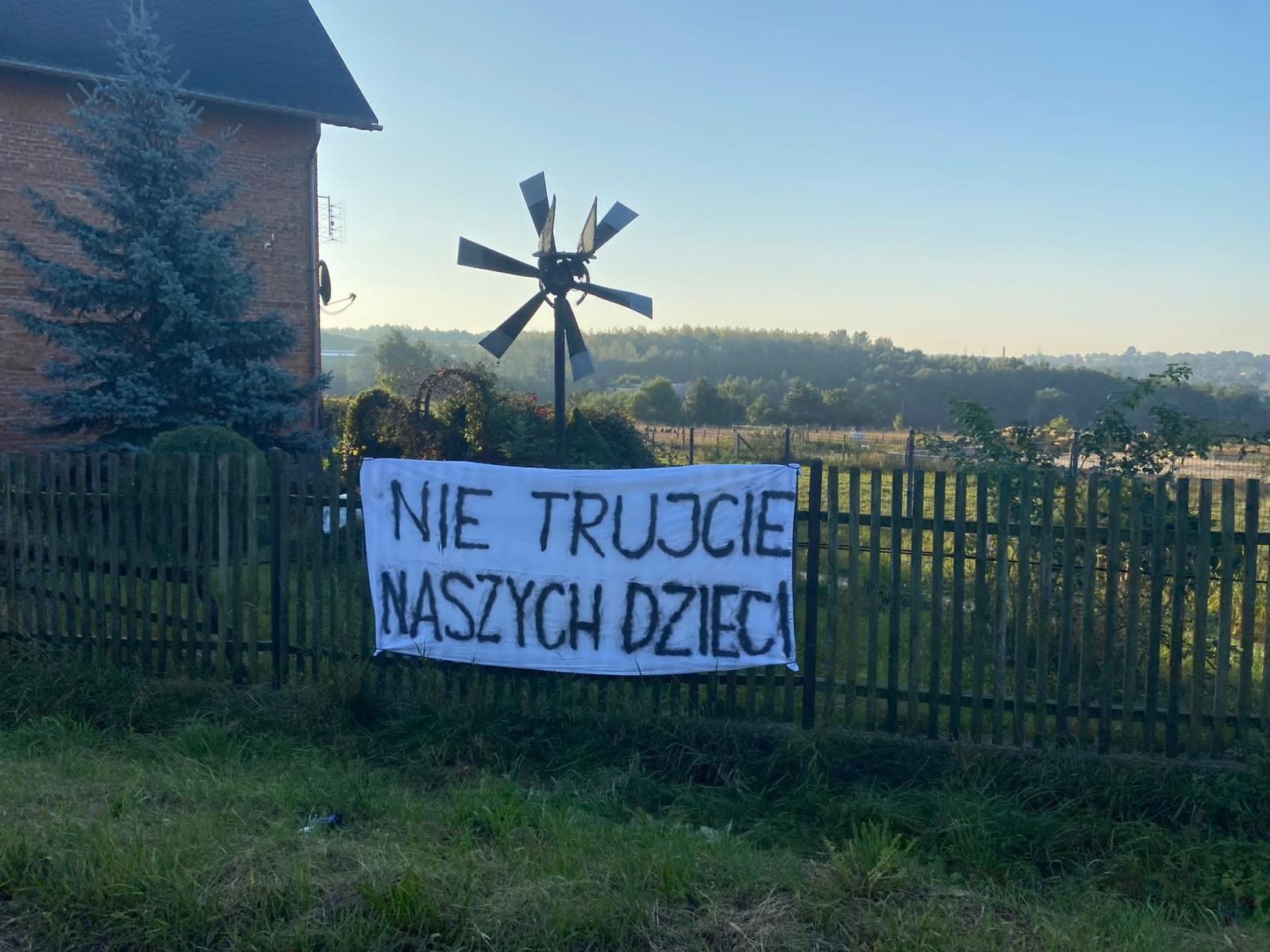 Zdjęcie w galerii na portalu naszraciborz.pl: W Brzeziu protestują, w środę sesja nadzwyczajna o odpadach wiadomości z regionu