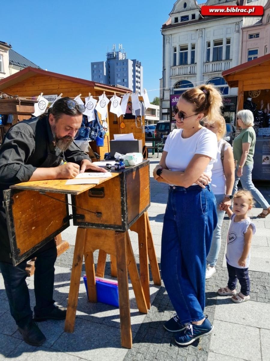 Zdjęcie w galerii na portalu naszraciborz.pl: Raciborska Biblioteka na rynku w Karwinie-Frysztacie wiadomości z regionu