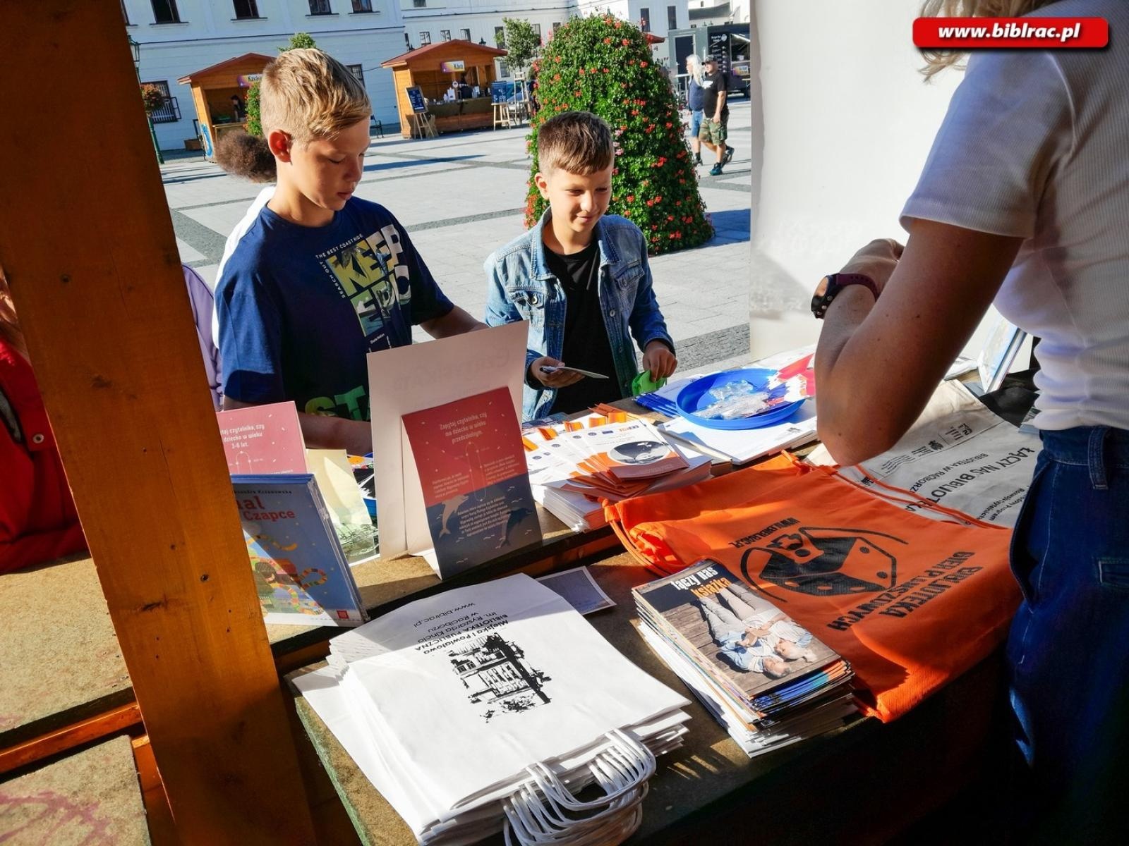 Zdjęcie w galerii na portalu naszraciborz.pl: Raciborska Biblioteka na rynku w Karwinie-Frysztacie wiadomości z regionu
