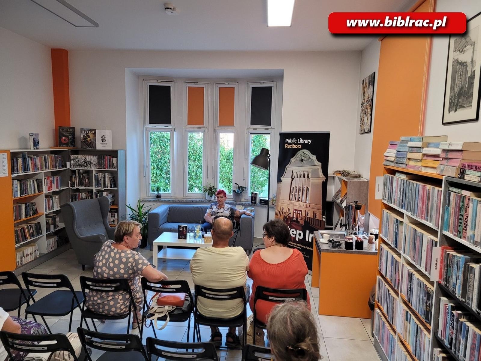 Zdjęcie w galerii na portalu naszraciborz.pl: Spotkanie z Hanną Greń w Bibliotece wiadomości z regionu