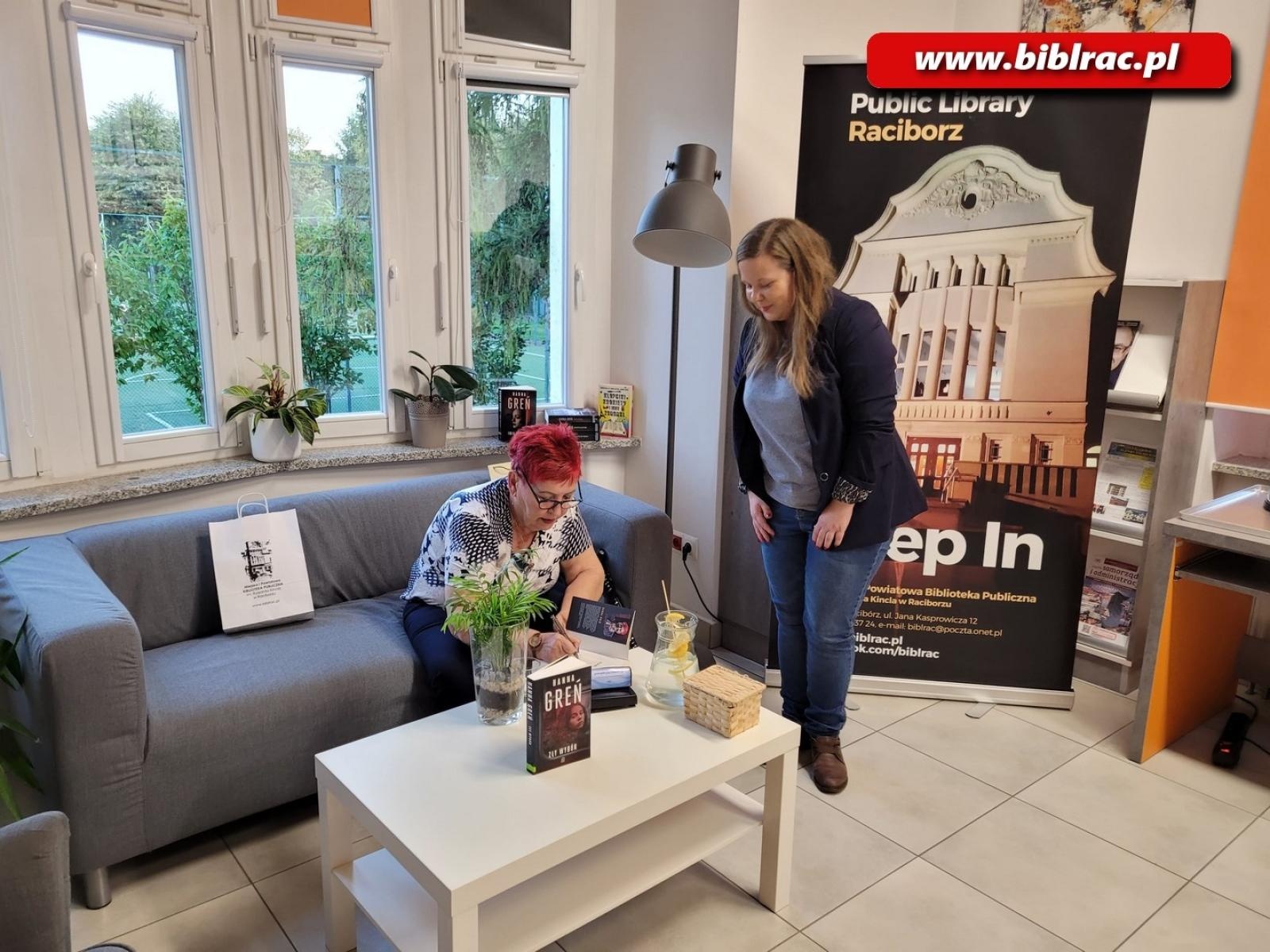 Zdjęcie w galerii na portalu naszraciborz.pl: Spotkanie z Hanną Greń w Bibliotece wiadomości z regionu