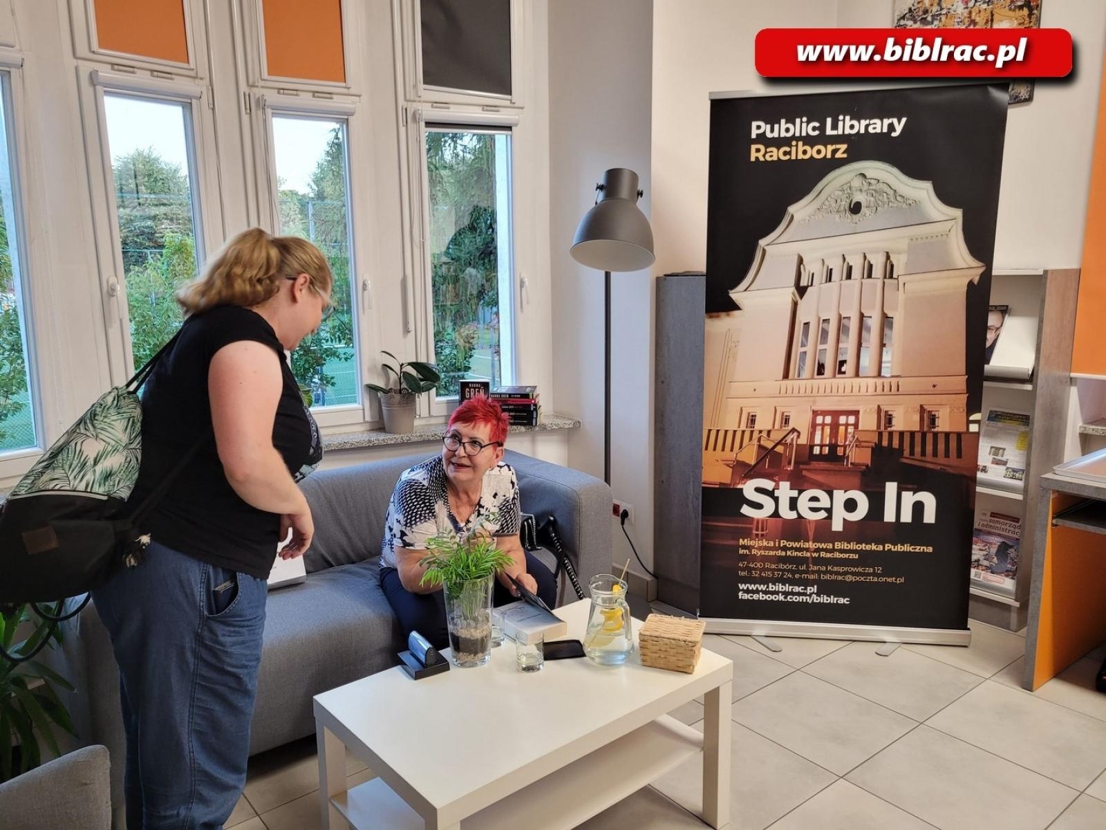 Zdjęcie w galerii na portalu naszraciborz.pl: Spotkanie z Hanną Greń w Bibliotece wiadomości z regionu