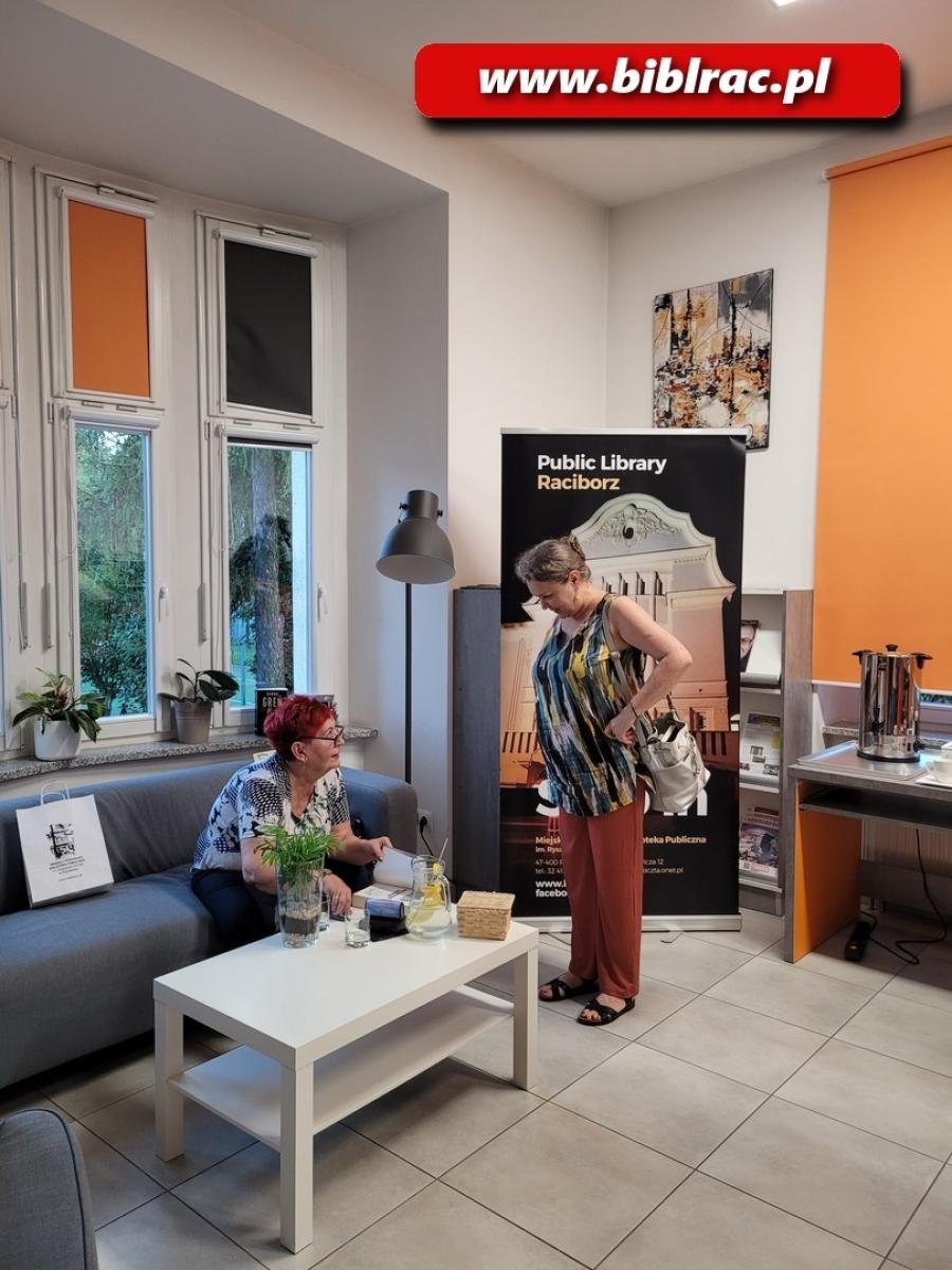 Zdjęcie w galerii na portalu naszraciborz.pl: Spotkanie z Hanną Greń w Bibliotece wiadomości z regionu