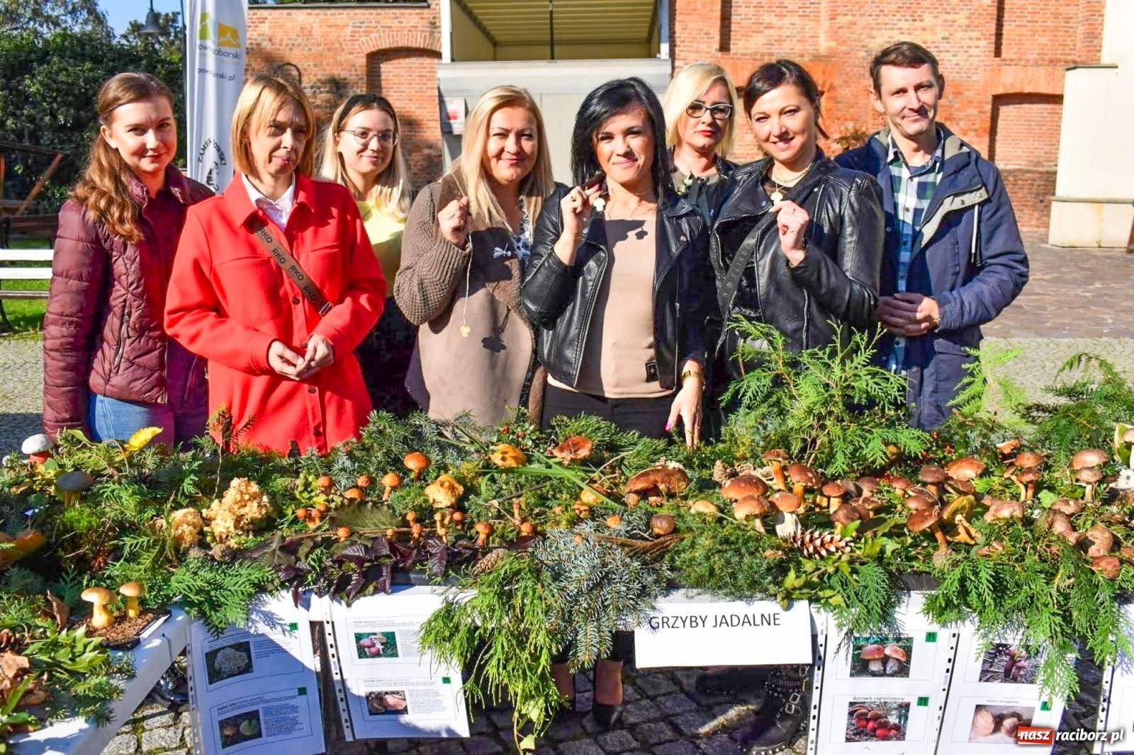 Zdjęcie w galerii na portalu naszraciborz.pl: Rowerzyści podążyli szlakiem raciborskich spichlerzy wiadomości z regionu