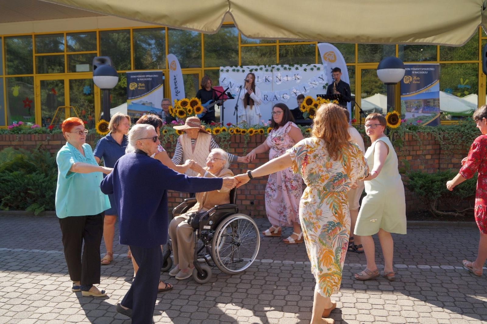 Zdjęcie w galerii na portalu naszraciborz.pl: Piknik integracyjny w raciborskiej Złotej Jesieni wiadomości z regionu