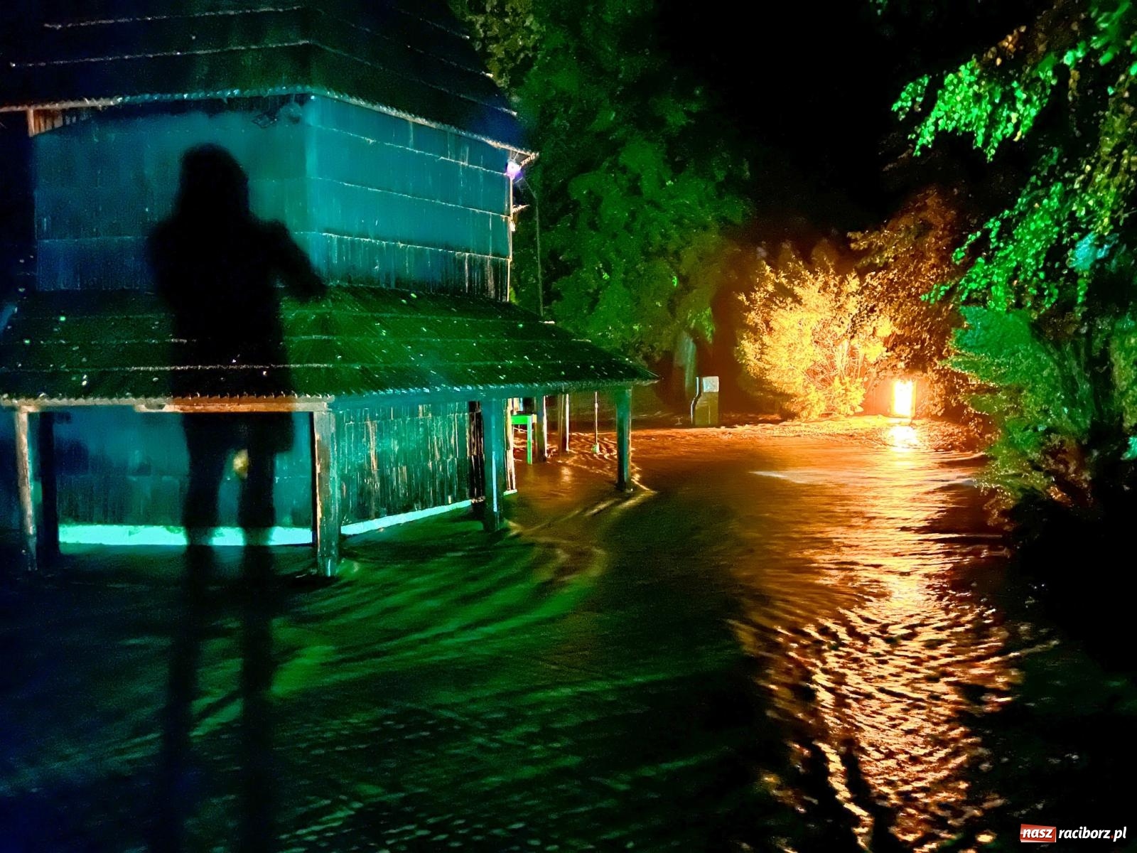 Zdjęcie w galerii na portalu naszraciborz.pl: Nawałnica nad Pietrowicami Wielkimi. Woda wdarła się do drewnianego kościółka pw. Św. Krzyża [FOTO i WIDEO] wiadomości z regionu