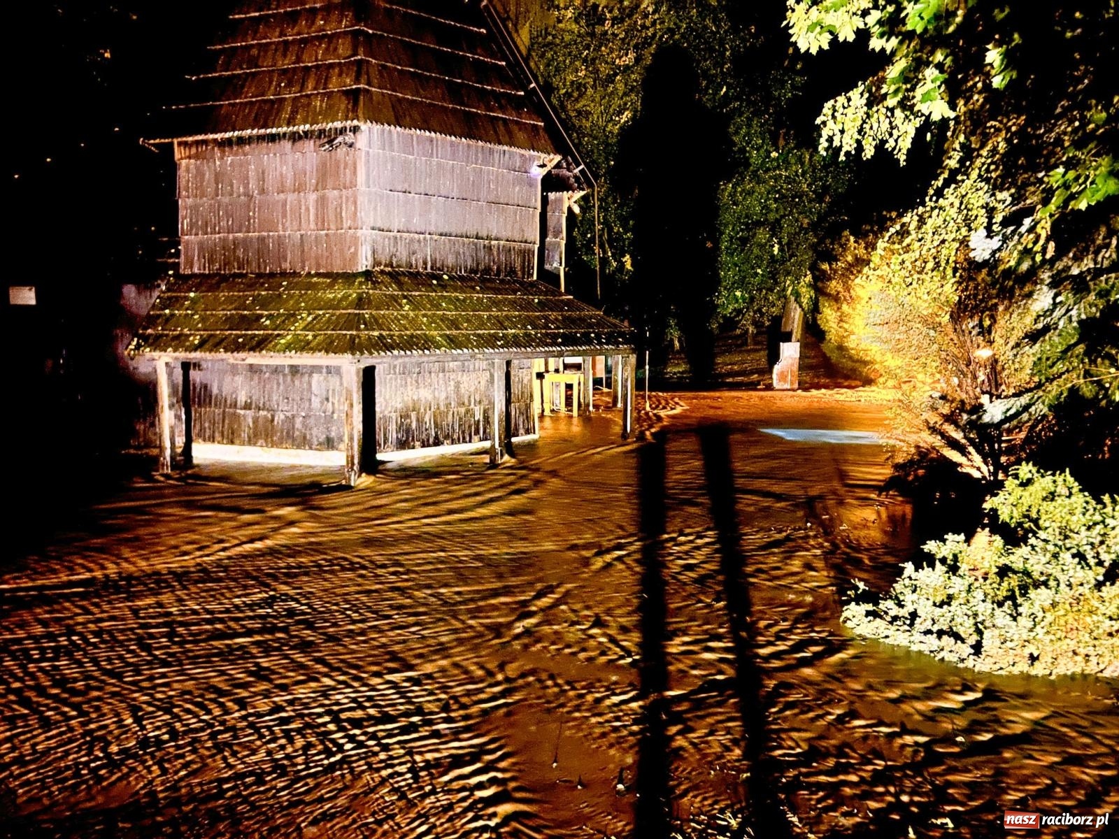 Zdjęcie w galerii na portalu naszraciborz.pl: Nawałnica nad Pietrowicami Wielkimi. Woda wdarła się do drewnianego kościółka pw. Św. Krzyża [FOTO i WIDEO] wiadomości z regionu