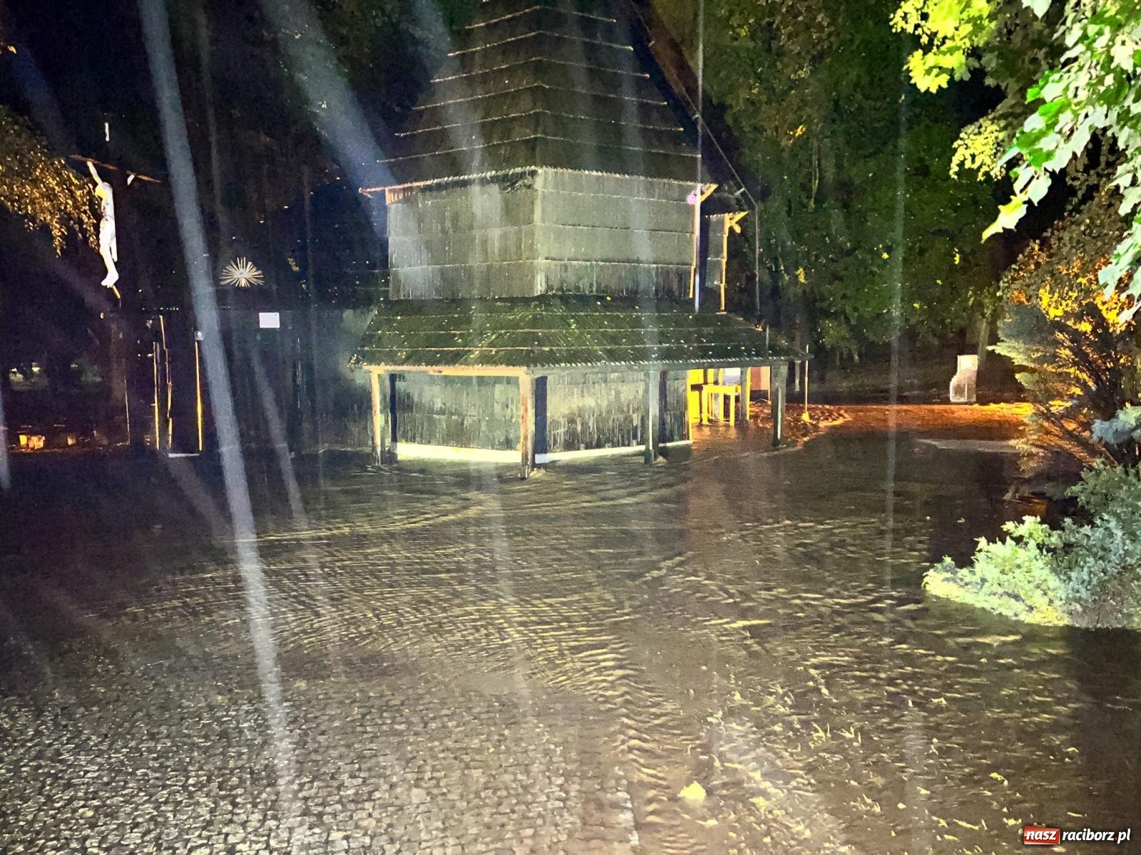 Zdjęcie w galerii na portalu naszraciborz.pl: Nawałnica nad Pietrowicami Wielkimi. Woda wdarła się do drewnianego kościółka pw. Św. Krzyża [FOTO i WIDEO] wiadomości z regionu