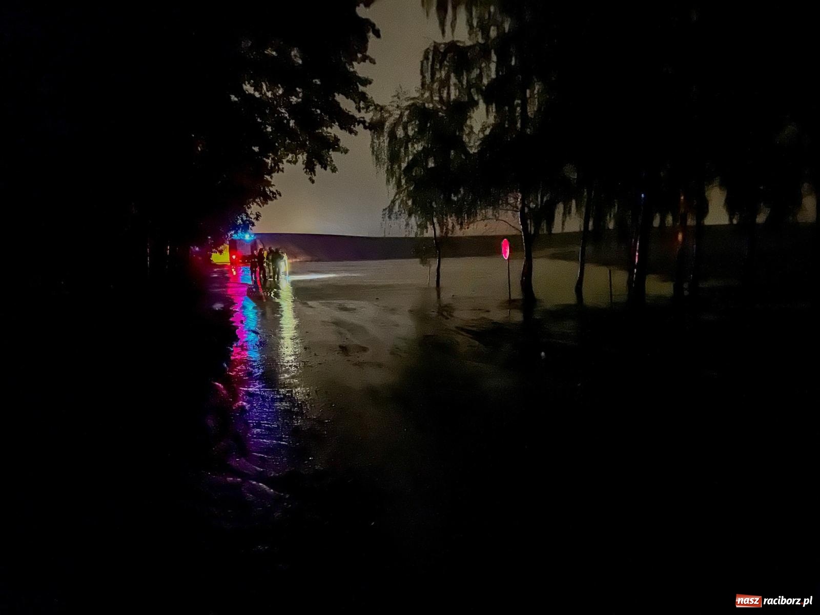 Zdjęcie w galerii na portalu naszraciborz.pl: Nawałnica nad Pietrowicami Wielkimi. Woda wdarła się do drewnianego kościółka pw. Św. Krzyża [FOTO i WIDEO] wiadomości z regionu