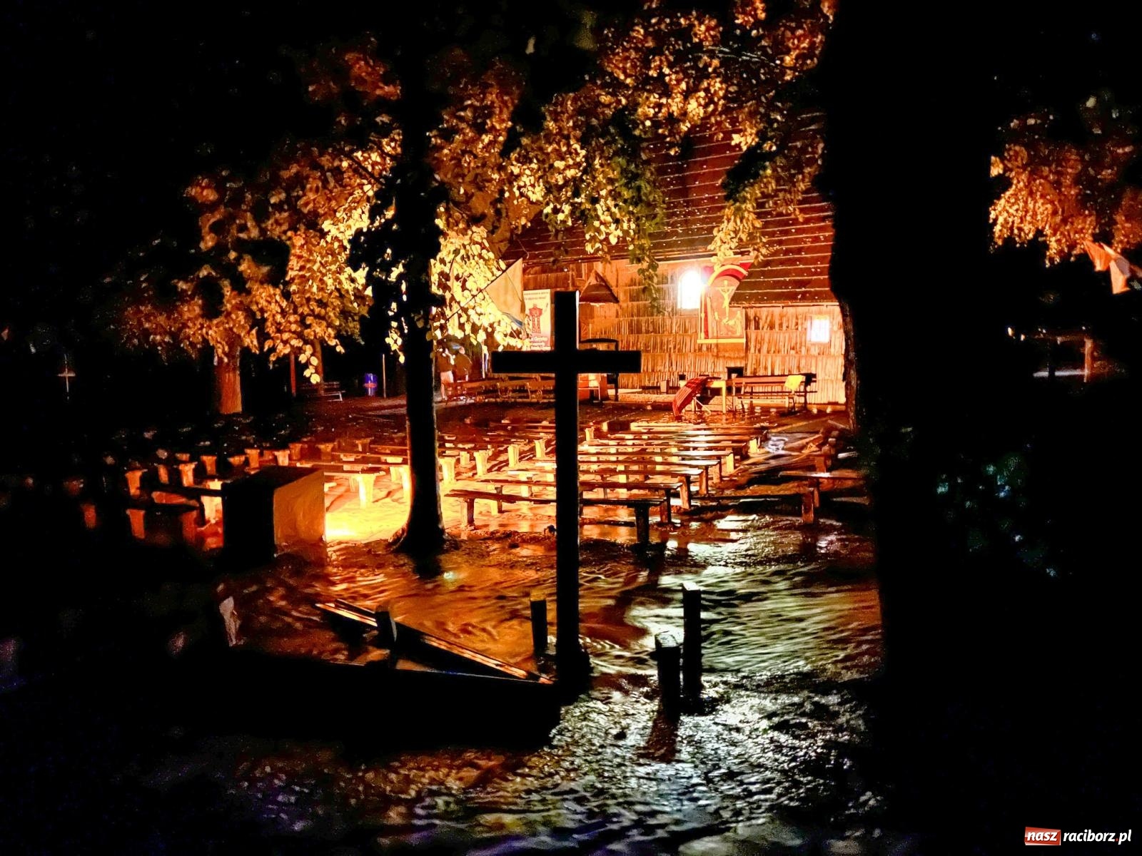 Zdjęcie w galerii na portalu naszraciborz.pl: Nawałnica nad Pietrowicami Wielkimi. Woda wdarła się do drewnianego kościółka pw. Św. Krzyża [FOTO i WIDEO] wiadomości z regionu