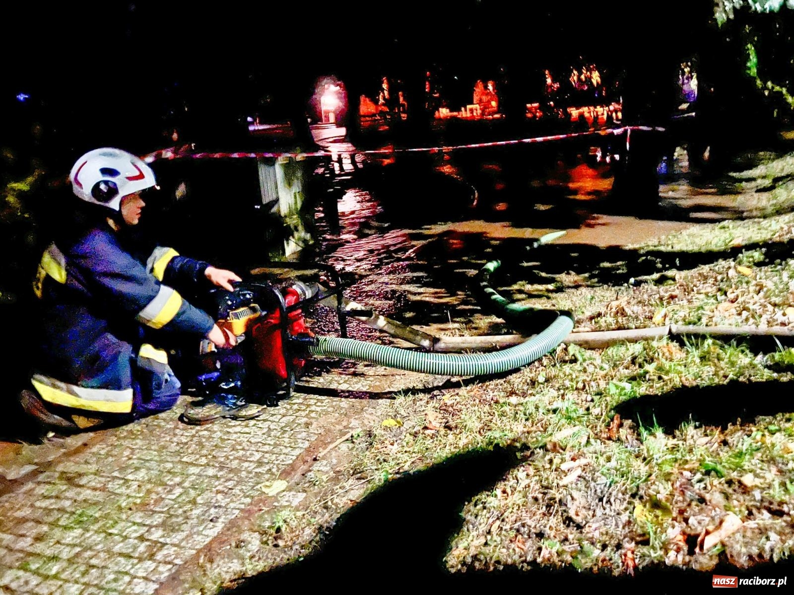 Zdjęcie w galerii na portalu naszraciborz.pl: Nawałnica nad Pietrowicami Wielkimi. Woda wdarła się do drewnianego kościółka pw. Św. Krzyża [FOTO i WIDEO] wiadomości z regionu