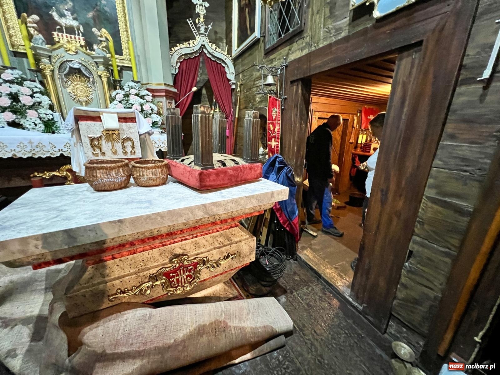 Zdjęcie w galerii na portalu naszraciborz.pl: Nawałnica nad Pietrowicami Wielkimi. Woda wdarła się do drewnianego kościółka pw. Św. Krzyża [FOTO i WIDEO] wiadomości z regionu