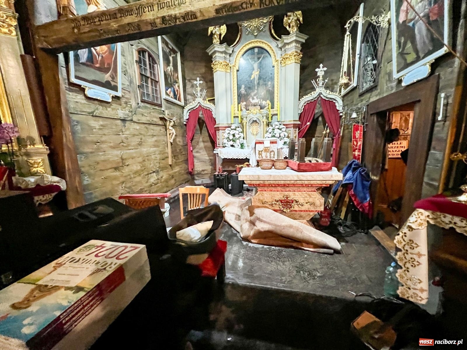 Zdjęcie w galerii na portalu naszraciborz.pl: Nawałnica nad Pietrowicami Wielkimi. Woda wdarła się do drewnianego kościółka pw. Św. Krzyża [FOTO i WIDEO] wiadomości z regionu