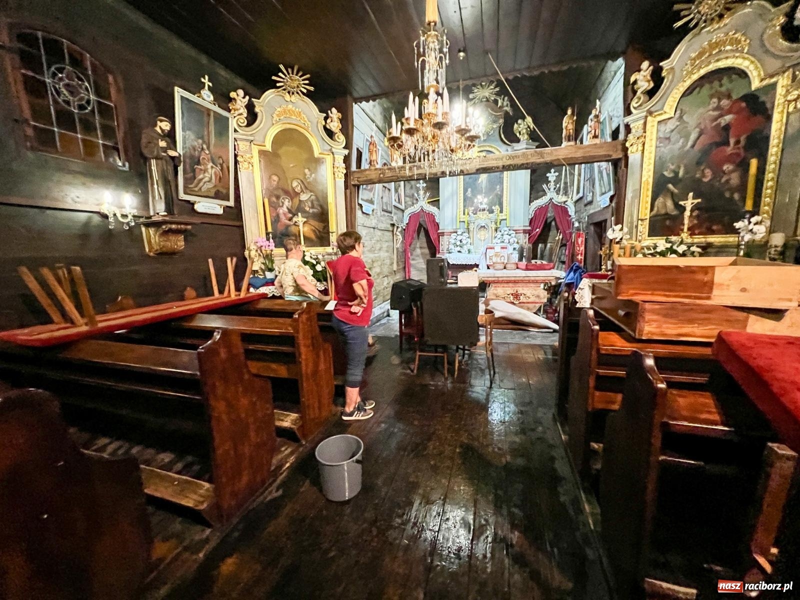 Zdjęcie w galerii na portalu naszraciborz.pl: Nawałnica nad Pietrowicami Wielkimi. Woda wdarła się do drewnianego kościółka pw. Św. Krzyża [FOTO i WIDEO] wiadomości z regionu