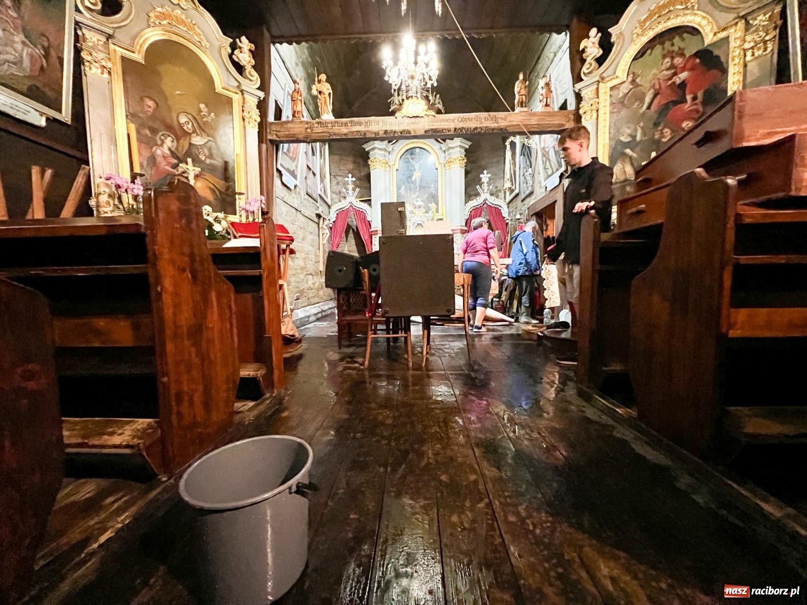 Zdjęcie w galerii na portalu naszraciborz.pl: Nawałnica nad Pietrowicami Wielkimi. Woda wdarła się do drewnianego kościółka pw. Św. Krzyża [FOTO i WIDEO] wiadomości z regionu