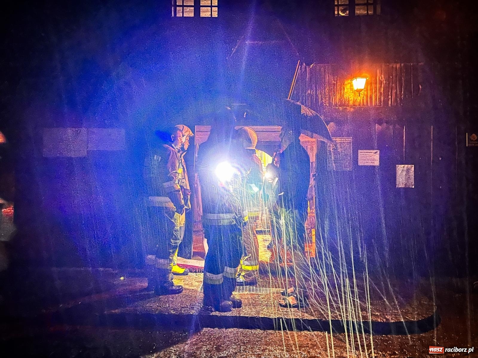 Zdjęcie w galerii na portalu naszraciborz.pl: Nawałnica nad Pietrowicami Wielkimi. Woda wdarła się do drewnianego kościółka pw. Św. Krzyża [FOTO i WIDEO] wiadomości z regionu