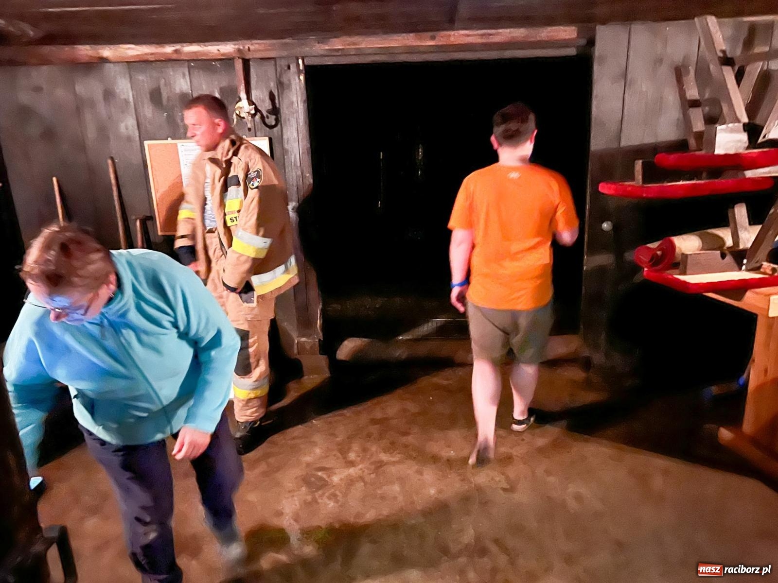 Zdjęcie w galerii na portalu naszraciborz.pl: Nawałnica nad Pietrowicami Wielkimi. Woda wdarła się do drewnianego kościółka pw. Św. Krzyża [FOTO i WIDEO] wiadomości z regionu