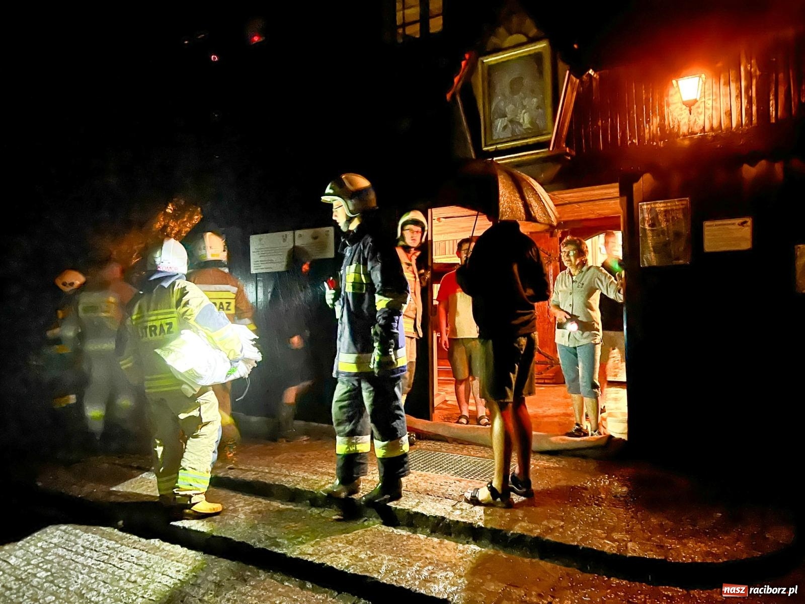 Zdjęcie w galerii na portalu naszraciborz.pl: Nawałnica nad Pietrowicami Wielkimi. Woda wdarła się do drewnianego kościółka pw. Św. Krzyża [FOTO i WIDEO] wiadomości z regionu