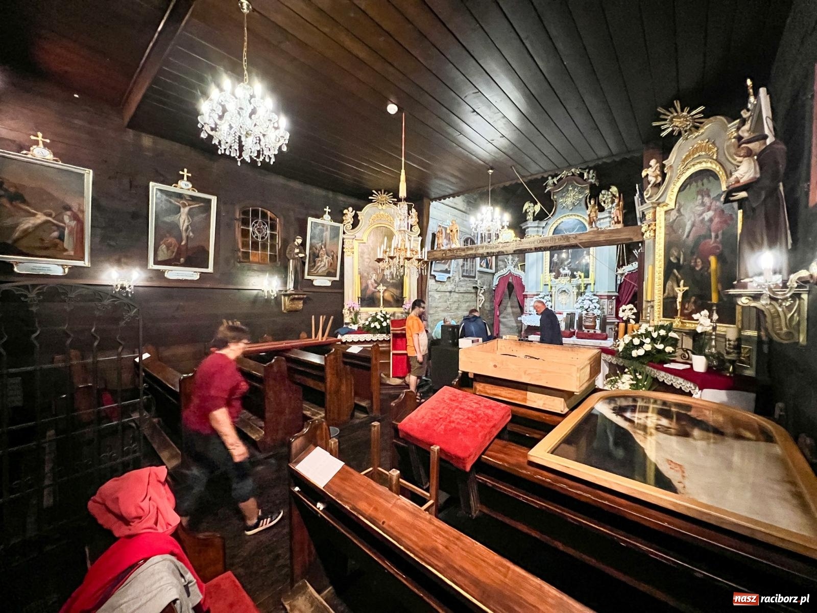 Zdjęcie w galerii na portalu naszraciborz.pl: Nawałnica nad Pietrowicami Wielkimi. Woda wdarła się do drewnianego kościółka pw. Św. Krzyża [FOTO i WIDEO] wiadomości z regionu